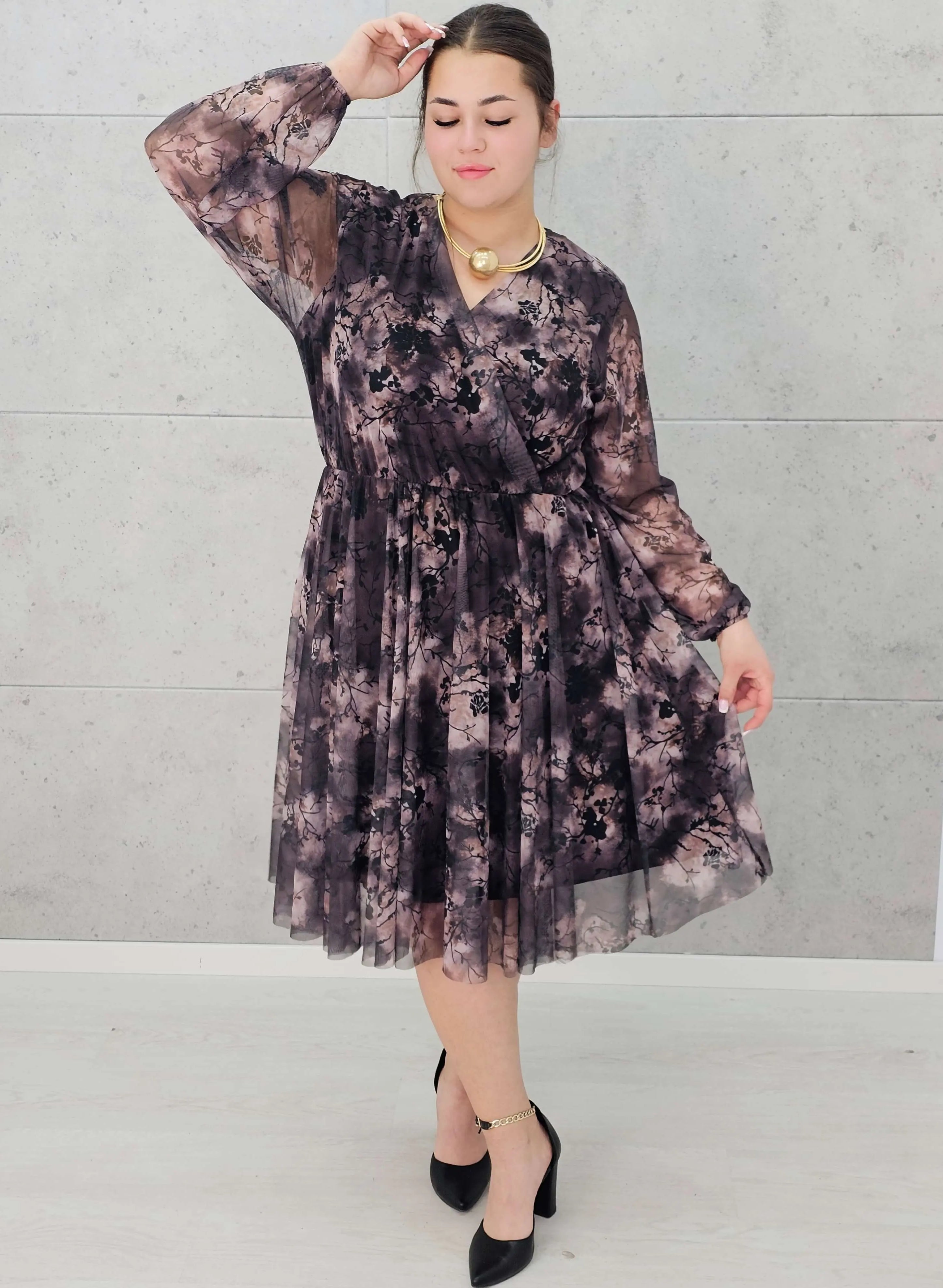 Sukienka plus size w odcieniach beżu i czerni – elegancja i lekkość w jednym Stylowa XL