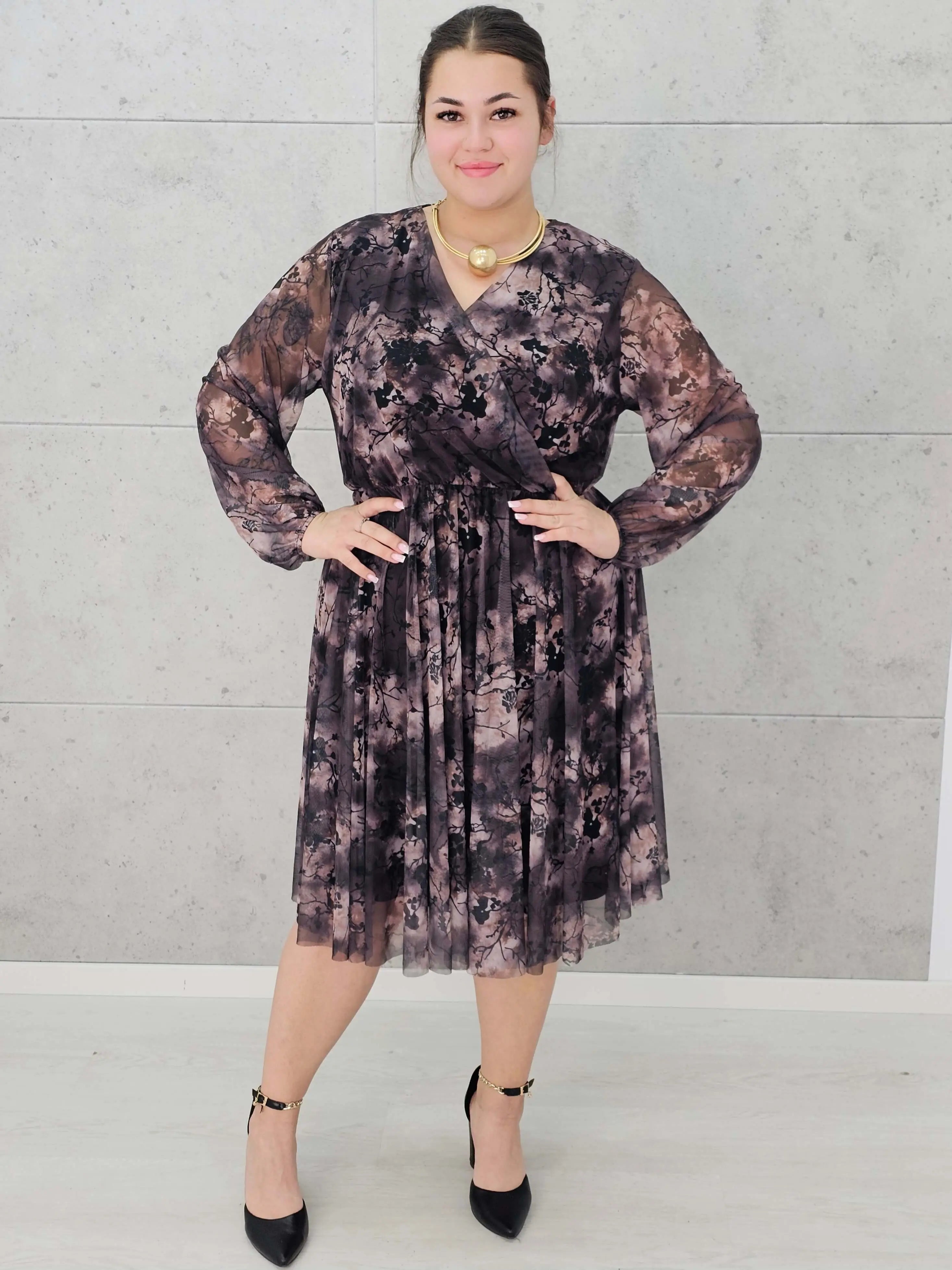 Sukienka plus size w odcieniach beżu i czerni – elegancja i lekkość w jednym Stylowa XL