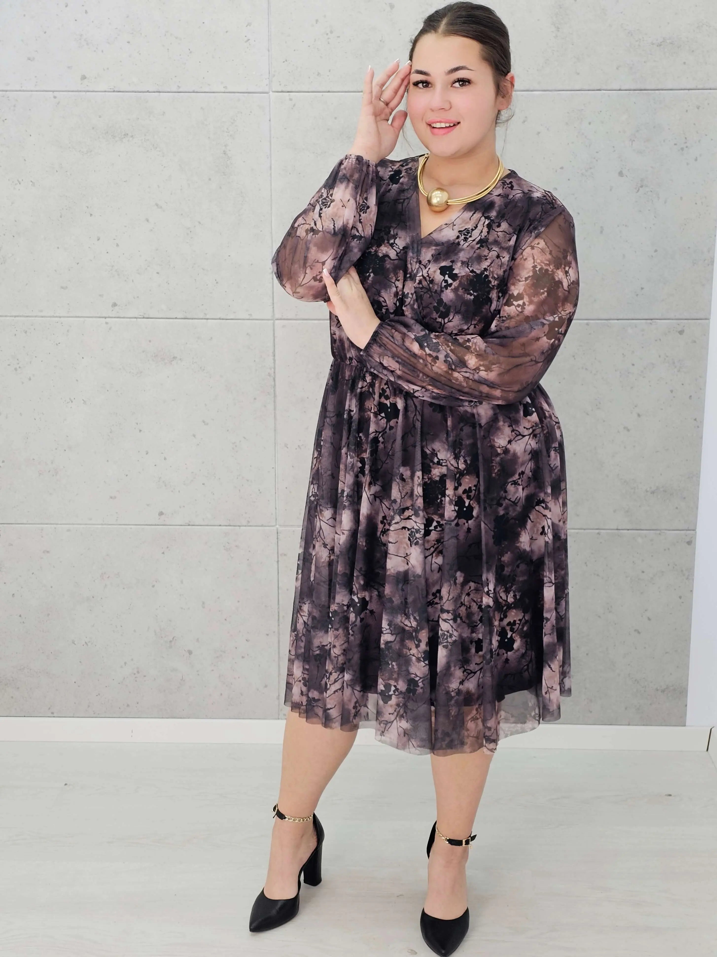 Sukienka plus size w odcieniach beżu i czerni – elegancja i lekkość w jednym Stylowa XL