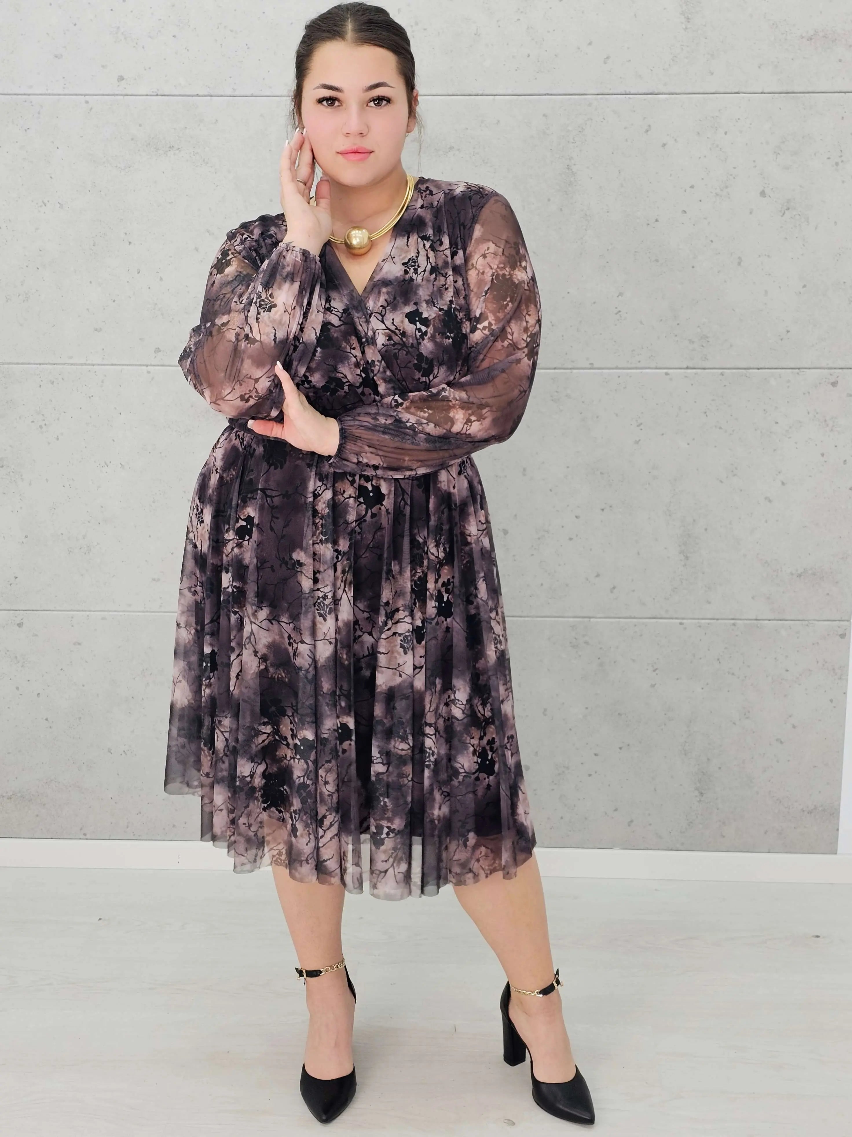 Sukienka plus size w odcieniach beżu i czerni – elegancja i lekkość w jednym Stylowa XL