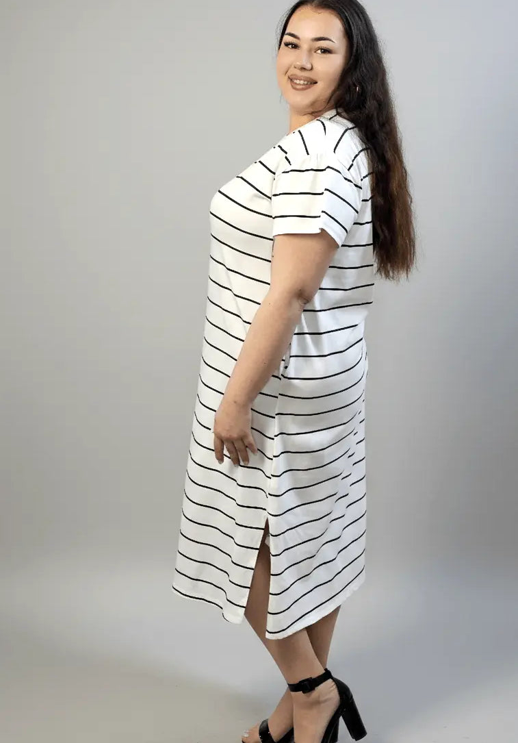 Sukienka plus size w paski z dekoltem V – wygodna sukienka XXL Stylowa XL