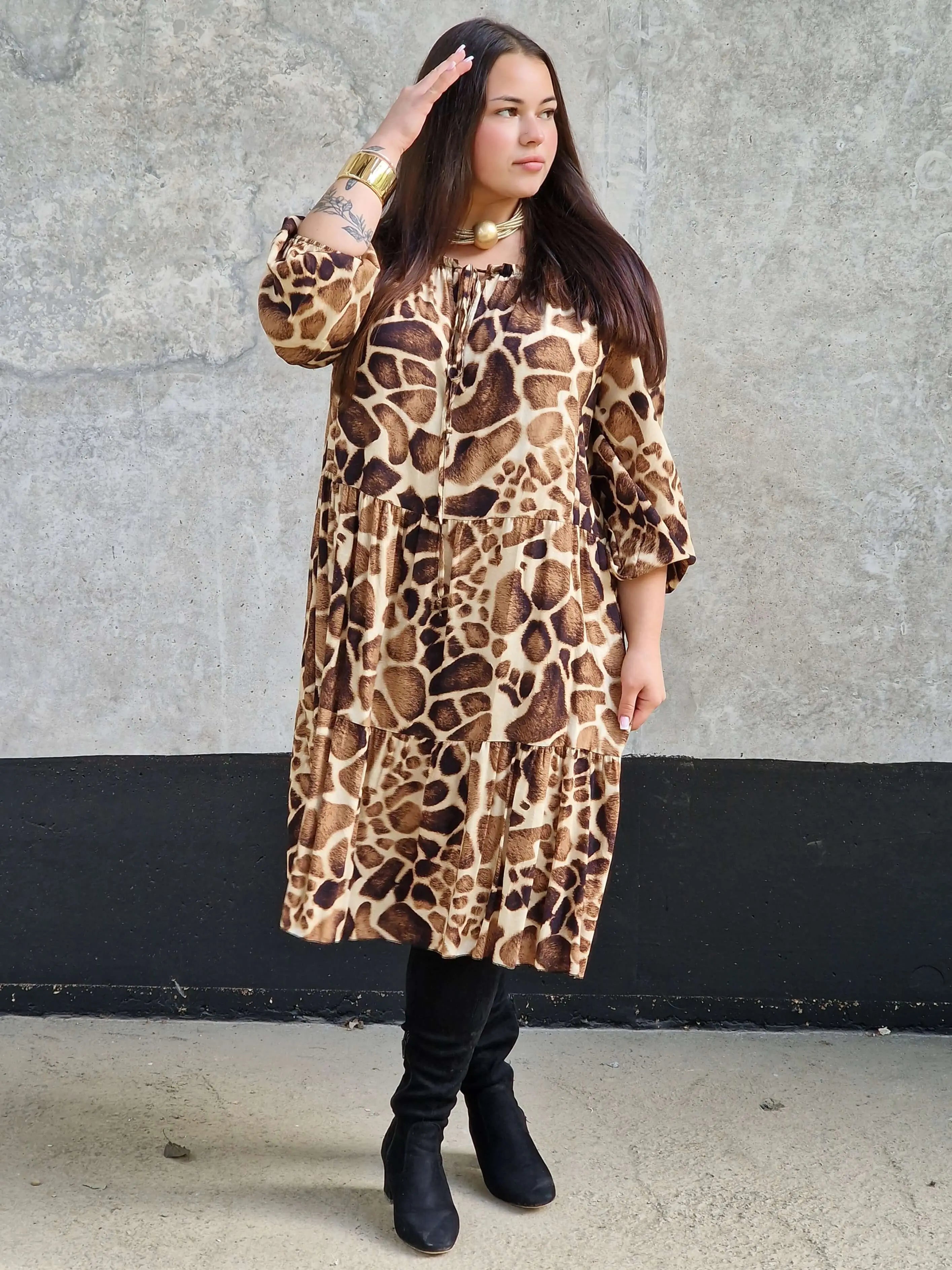 Sukienka plus size w zwierzęcy print – modny look i pełen komfort Stylowa XL