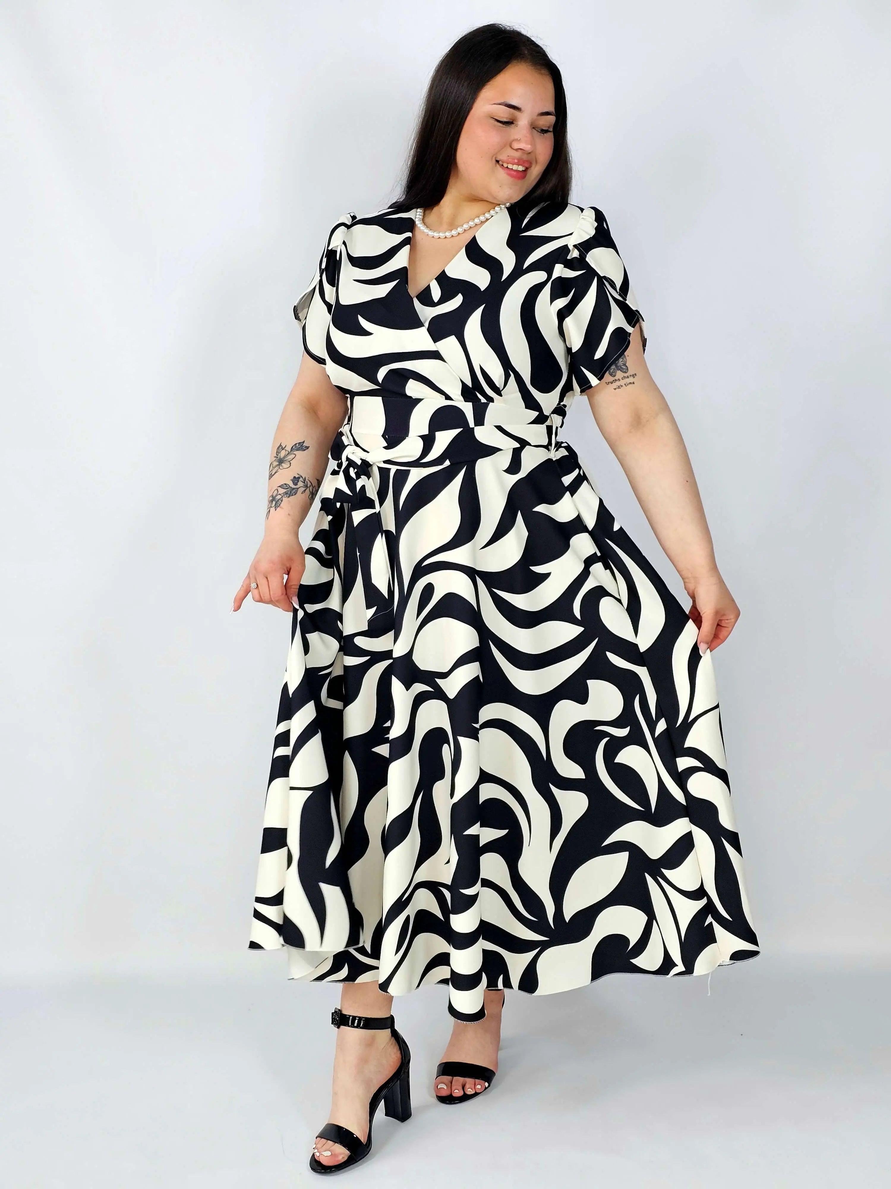 Sukienka plus size wzorzysta z kopertowym dekoltem i paskiem – styl XXL na co dzień i okazje Stylowa XL