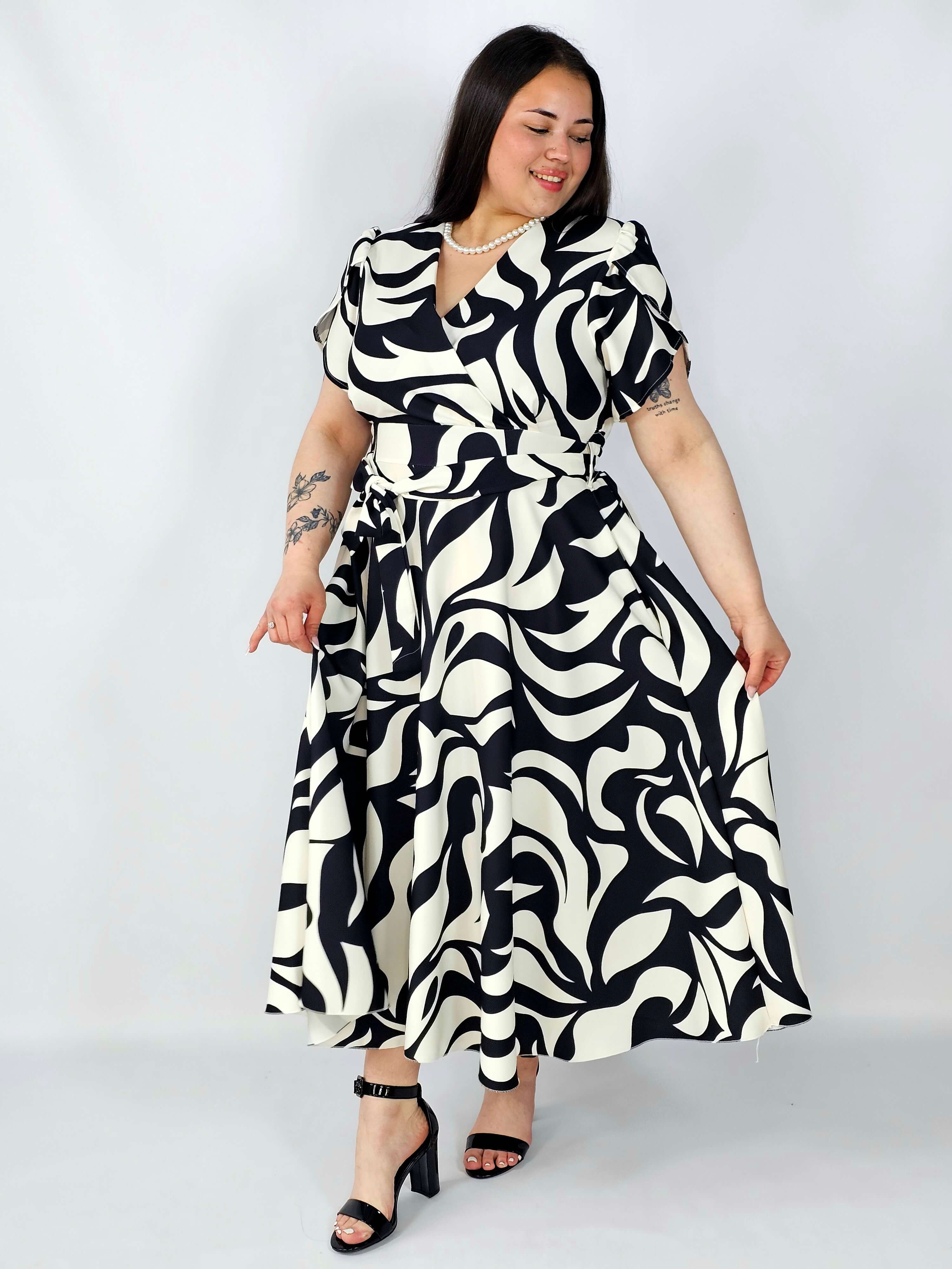 Sukienka plus size wzorzysta z kopertowym dekoltem i paskiem – styl XXL na co dzień i okazje Stylowa XL