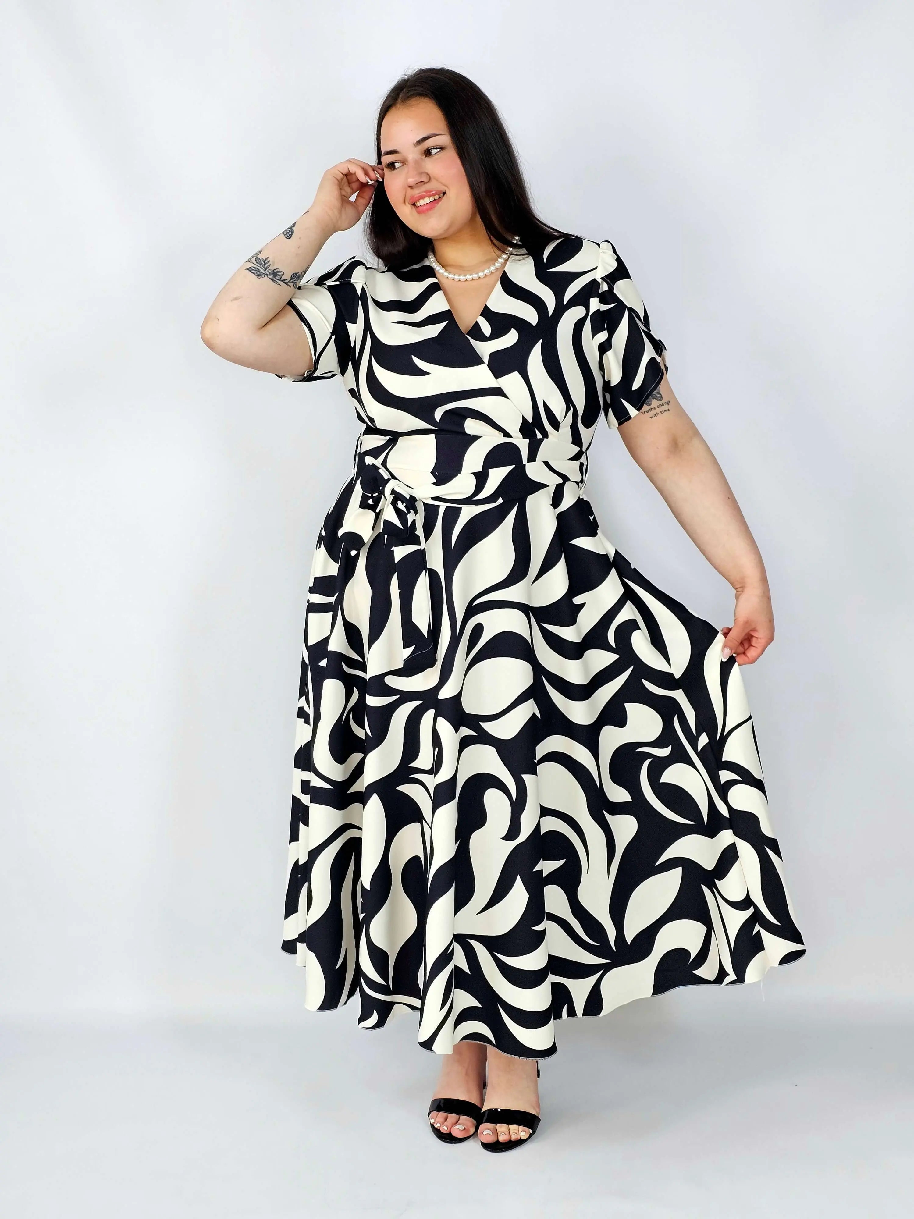 Sukienka plus size wzorzysta z kopertowym dekoltem i paskiem – styl XXL na co dzień i okazje Stylowa XL