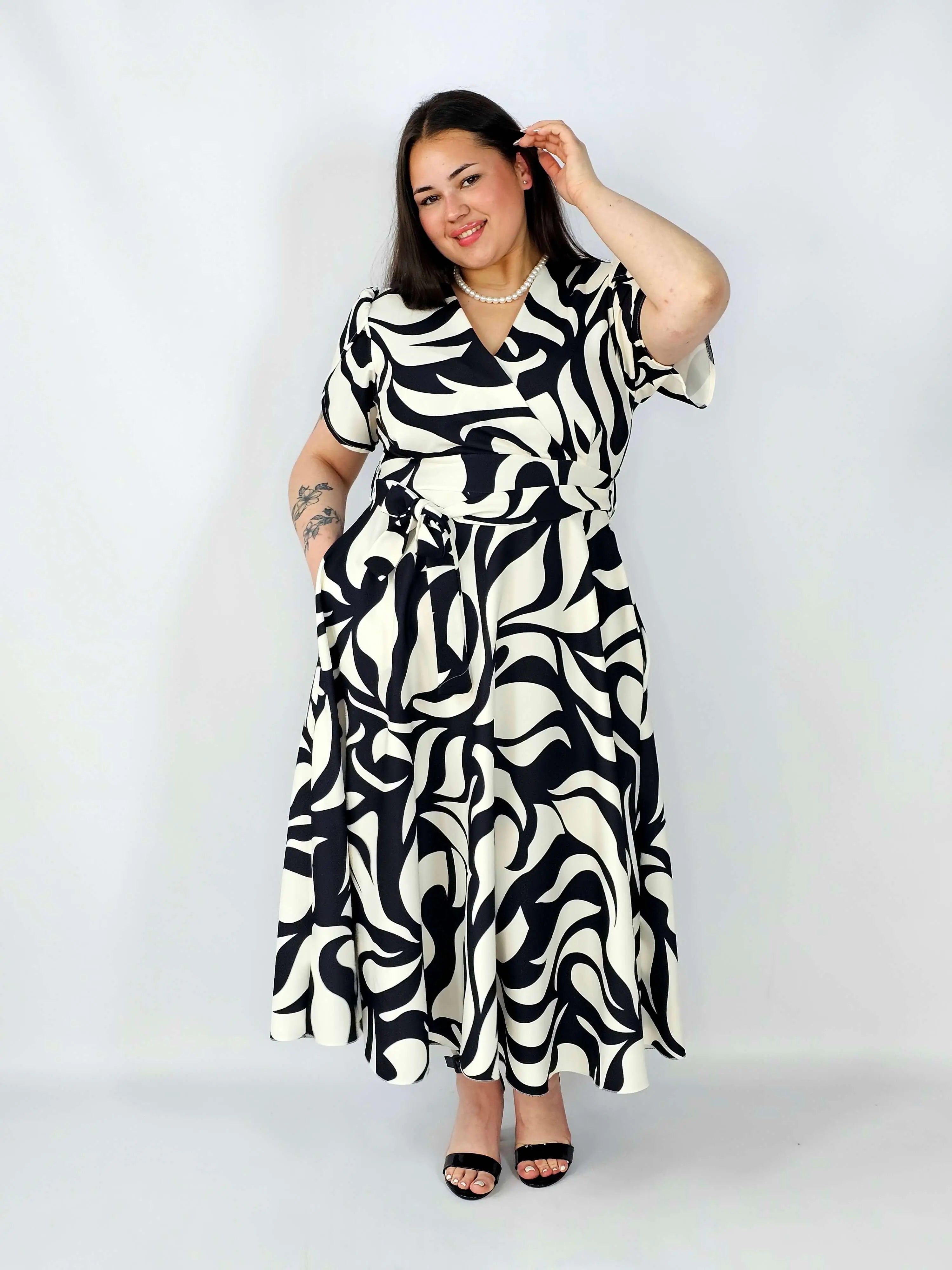 Sukienka plus size wzorzysta z kopertowym dekoltem i paskiem – styl XXL na co dzień i okazje Stylowa XL
