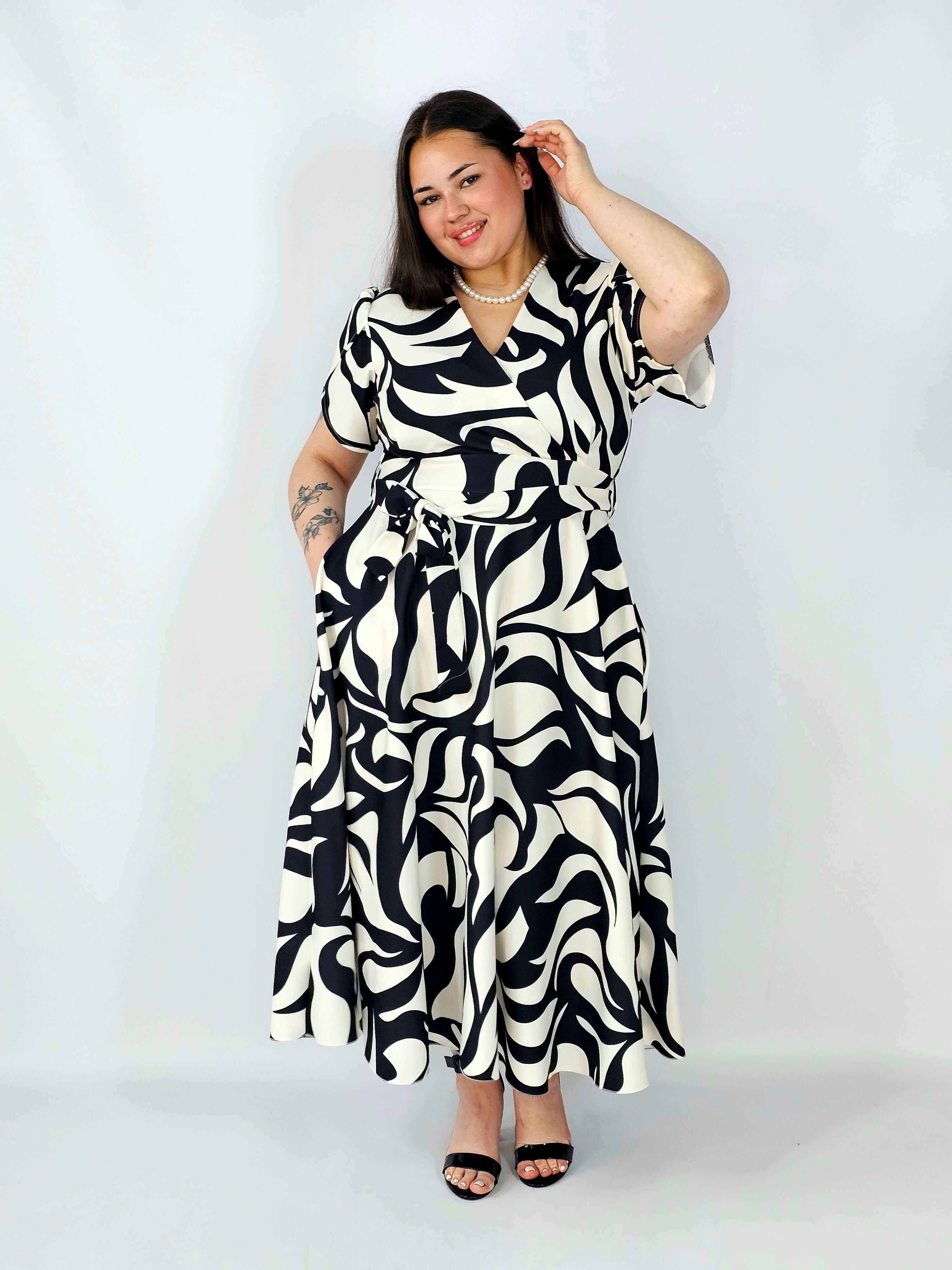 Sukienka plus size wzorzysta z kopertowym dekoltem i paskiem – styl XXL na co dzień i okazje Stylowa XL