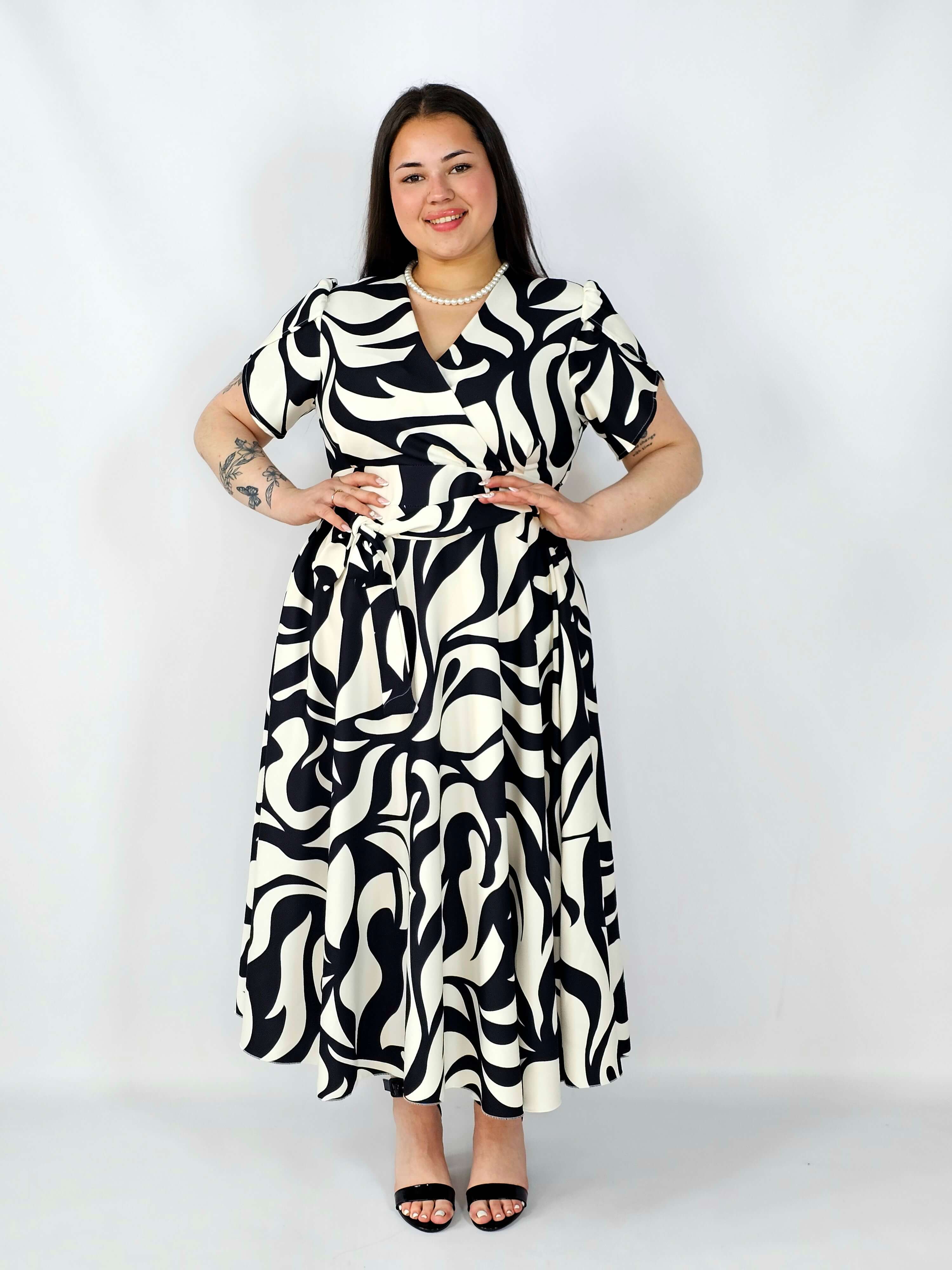 Sukienka plus size wzorzysta z kopertowym dekoltem i paskiem – styl XXL na co dzień i okazje Stylowa XL