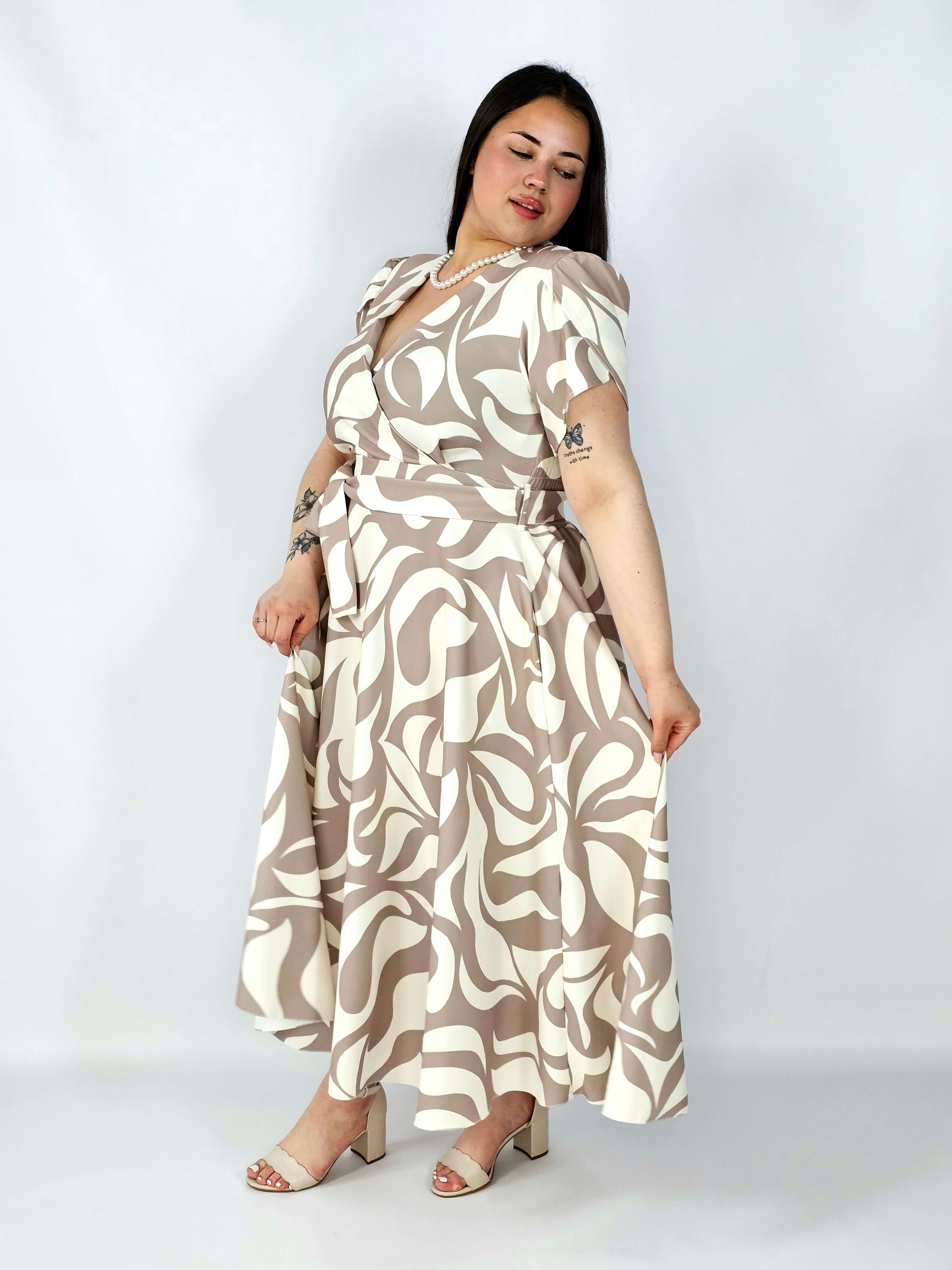 Sukienka plus size wzorzysta z kopertowym dekoltem i paskiem – styl XXL na co dzień i okazje Stylowa XL