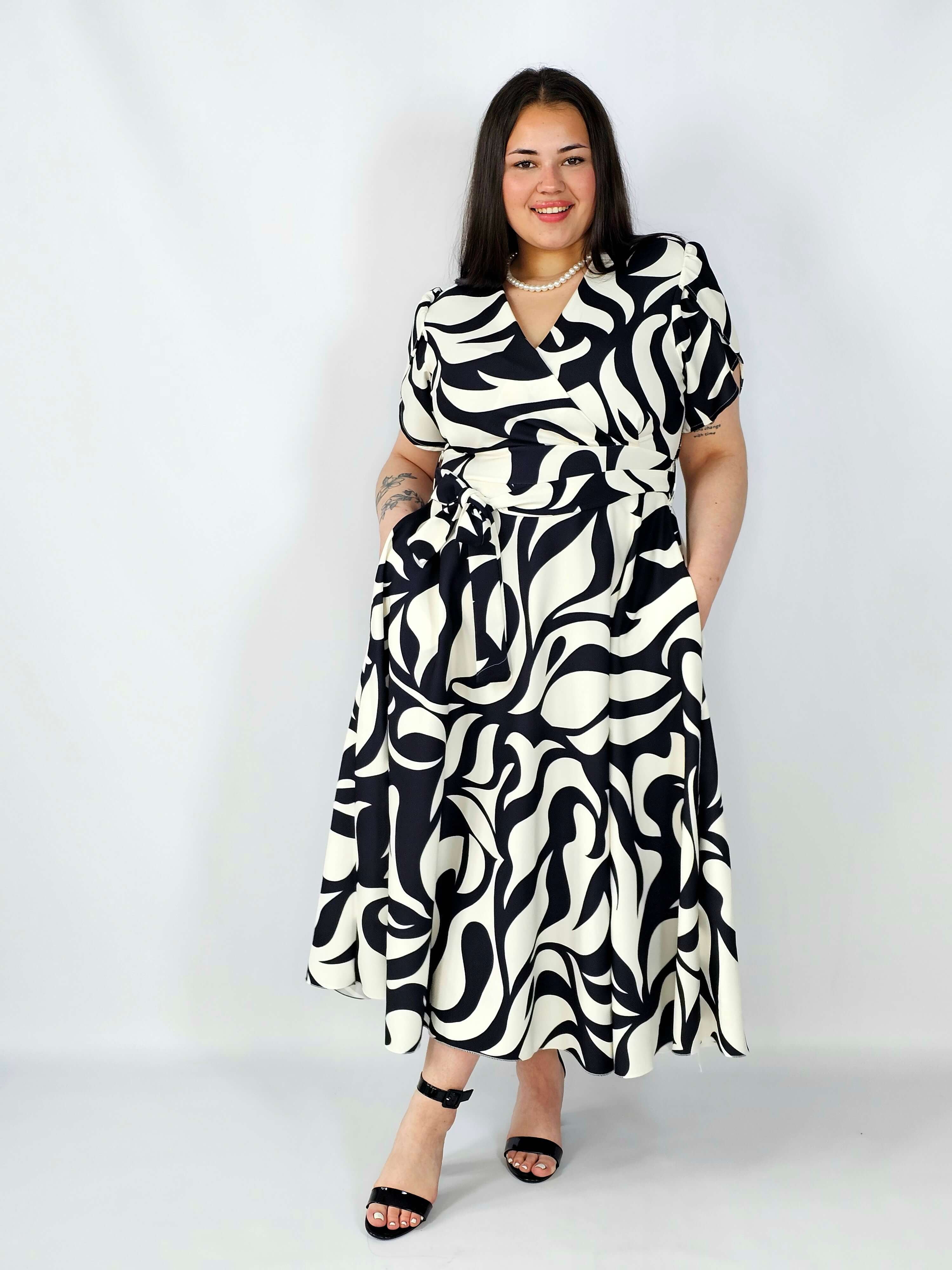 Sukienka plus size wzorzysta z kopertowym dekoltem i paskiem – styl XXL na co dzień i okazje Stylowa XL