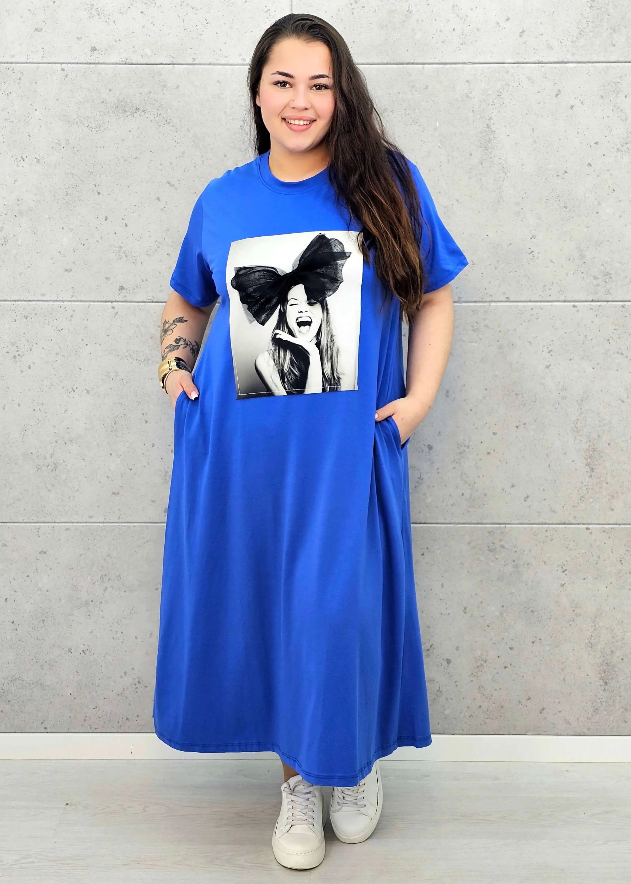 Sukienka plus size z artystycznym nadrukiem – efektowna i wygodna Stylowa XL