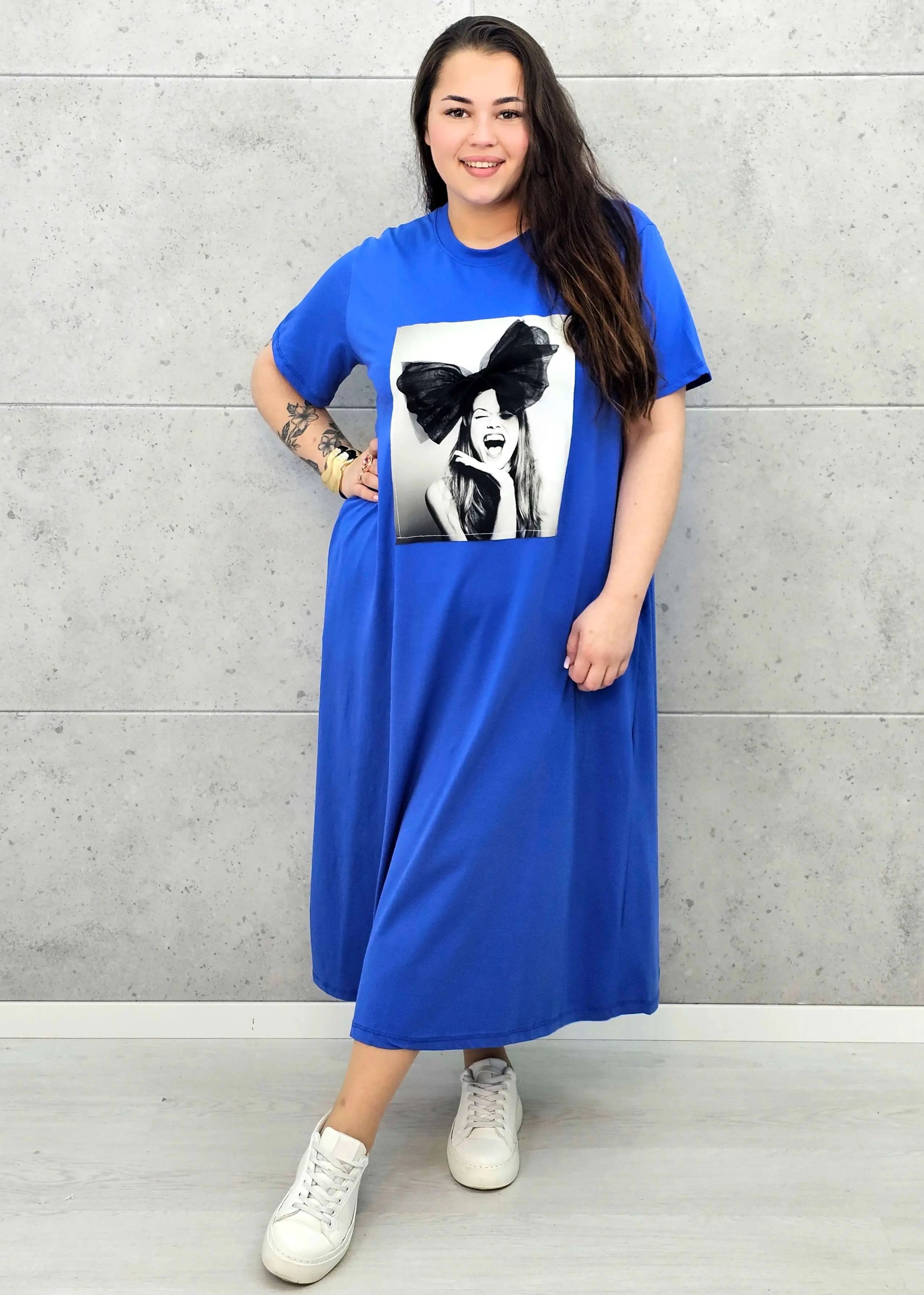 Sukienka plus size z artystycznym nadrukiem – efektowna i wygodna Stylowa XL