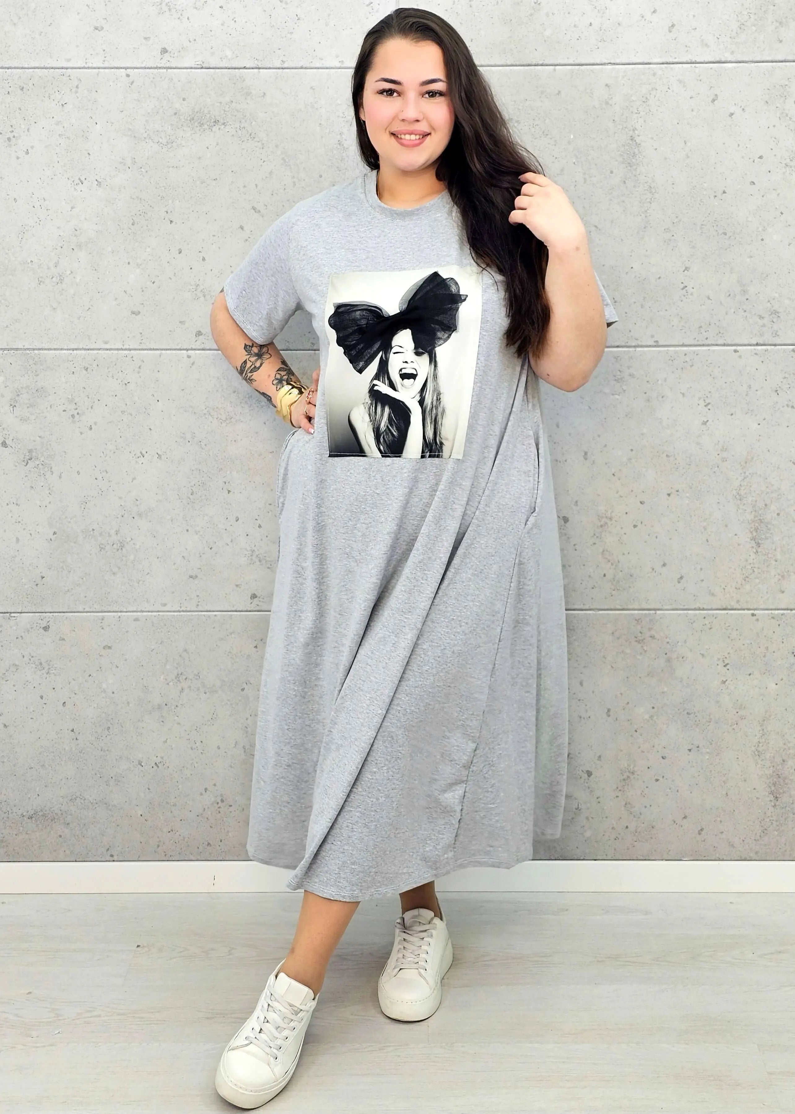 Sukienka plus size z artystycznym nadrukiem – efektowna i wygodna Stylowa XL