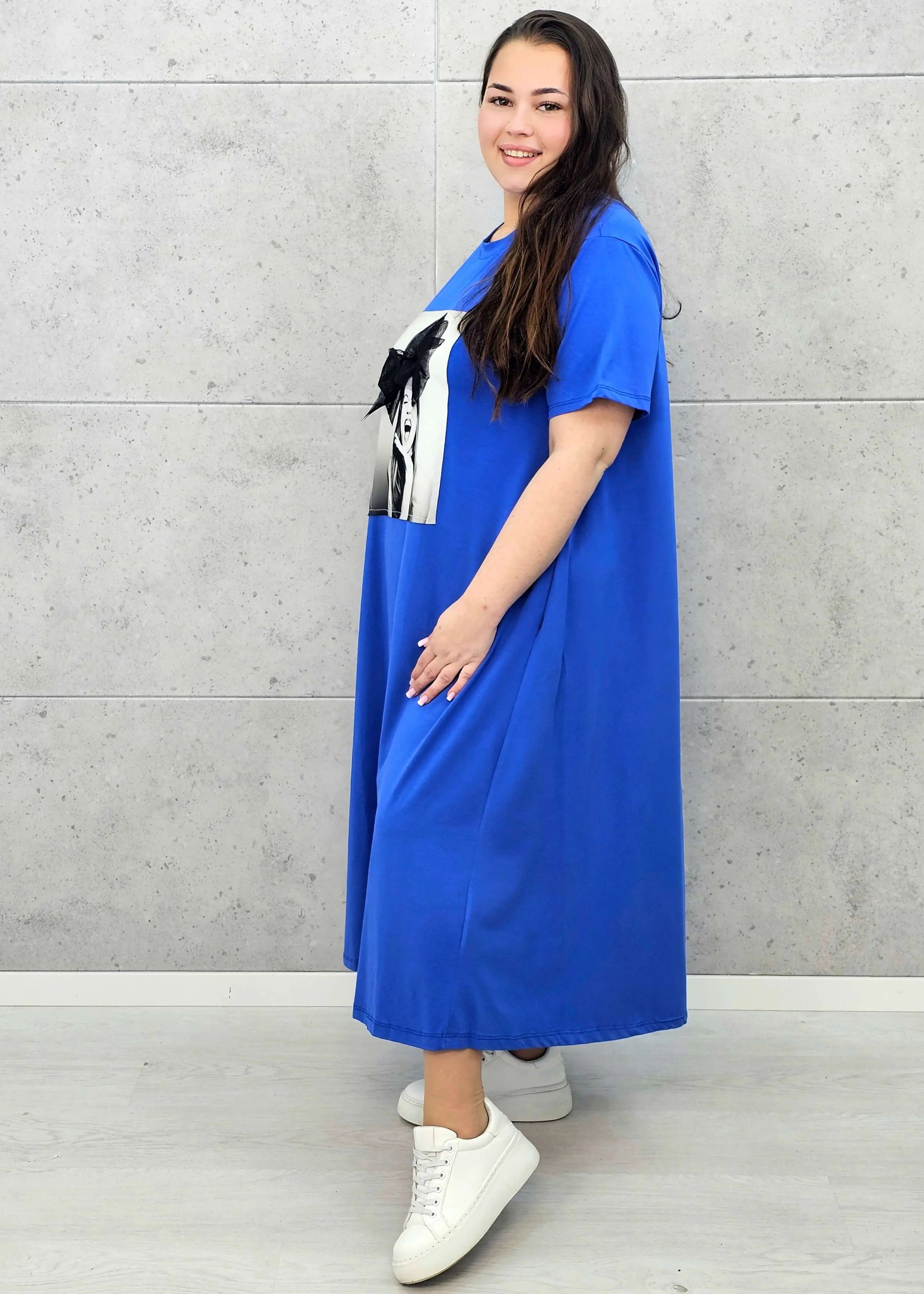 Sukienka plus size z artystycznym nadrukiem – efektowna i wygodna Stylowa XL