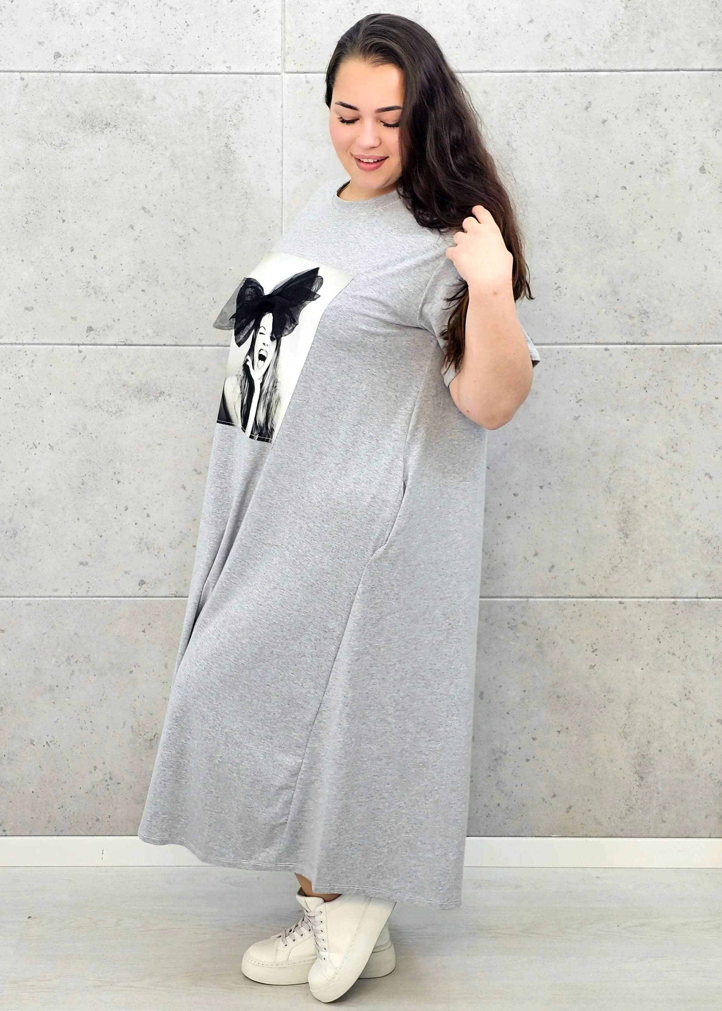 Sukienka plus size z artystycznym nadrukiem – efektowna i wygodna Stylowa XL