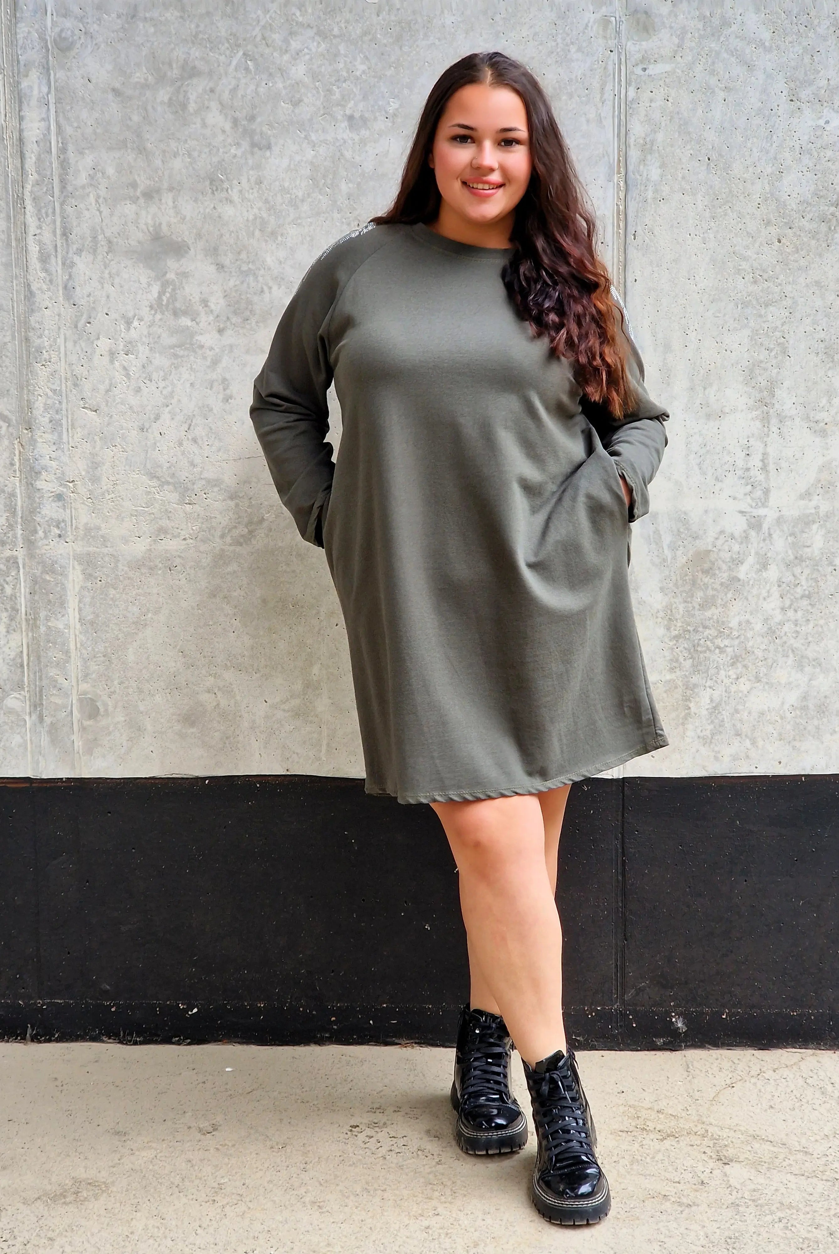 Sukienka plus size z błyszczącymi skrzydłami – modny casualowy styl Stylowa XL
