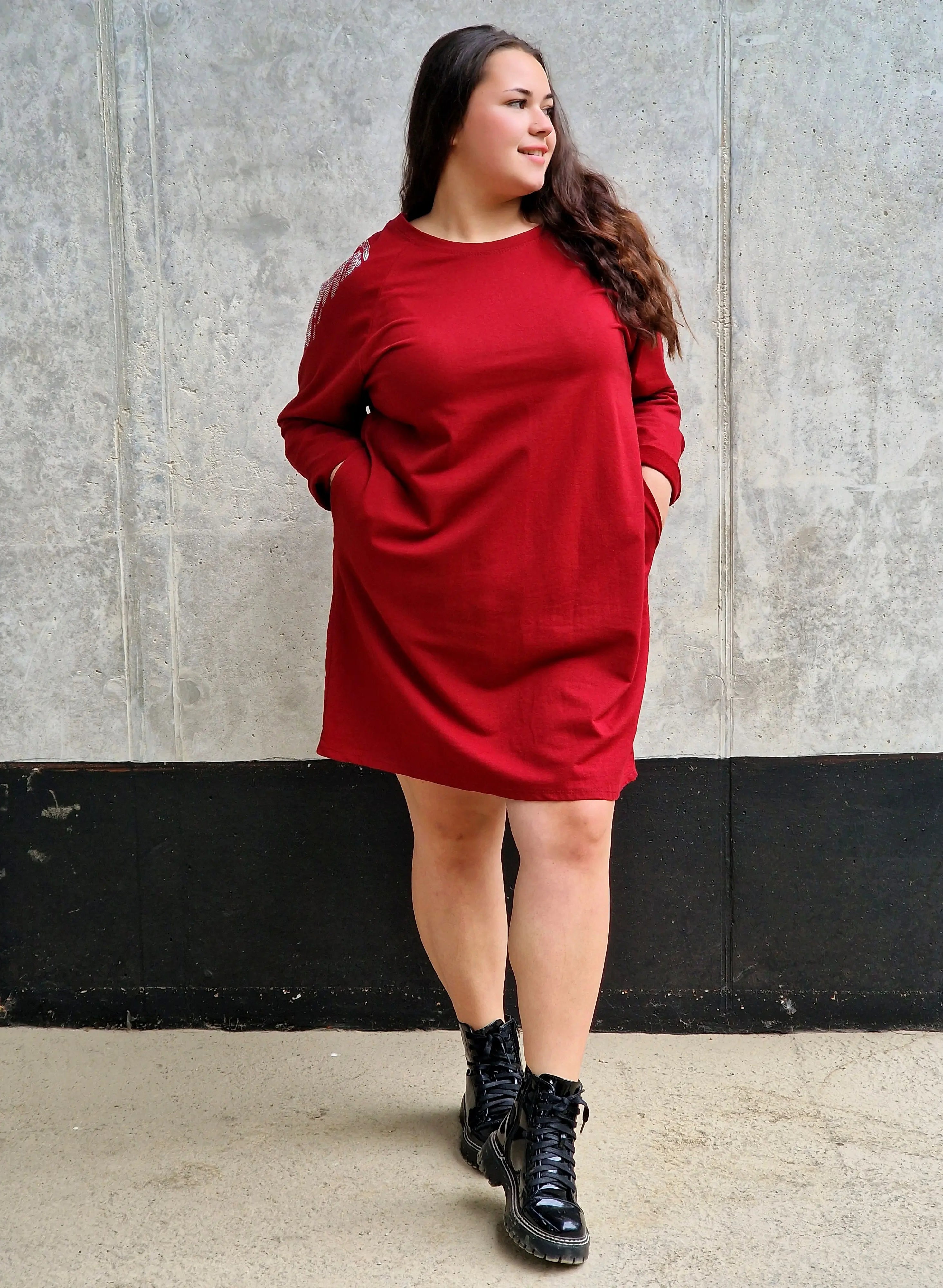 Sukienka plus size z błyszczącymi skrzydłami – modny casualowy styl Stylowa XL