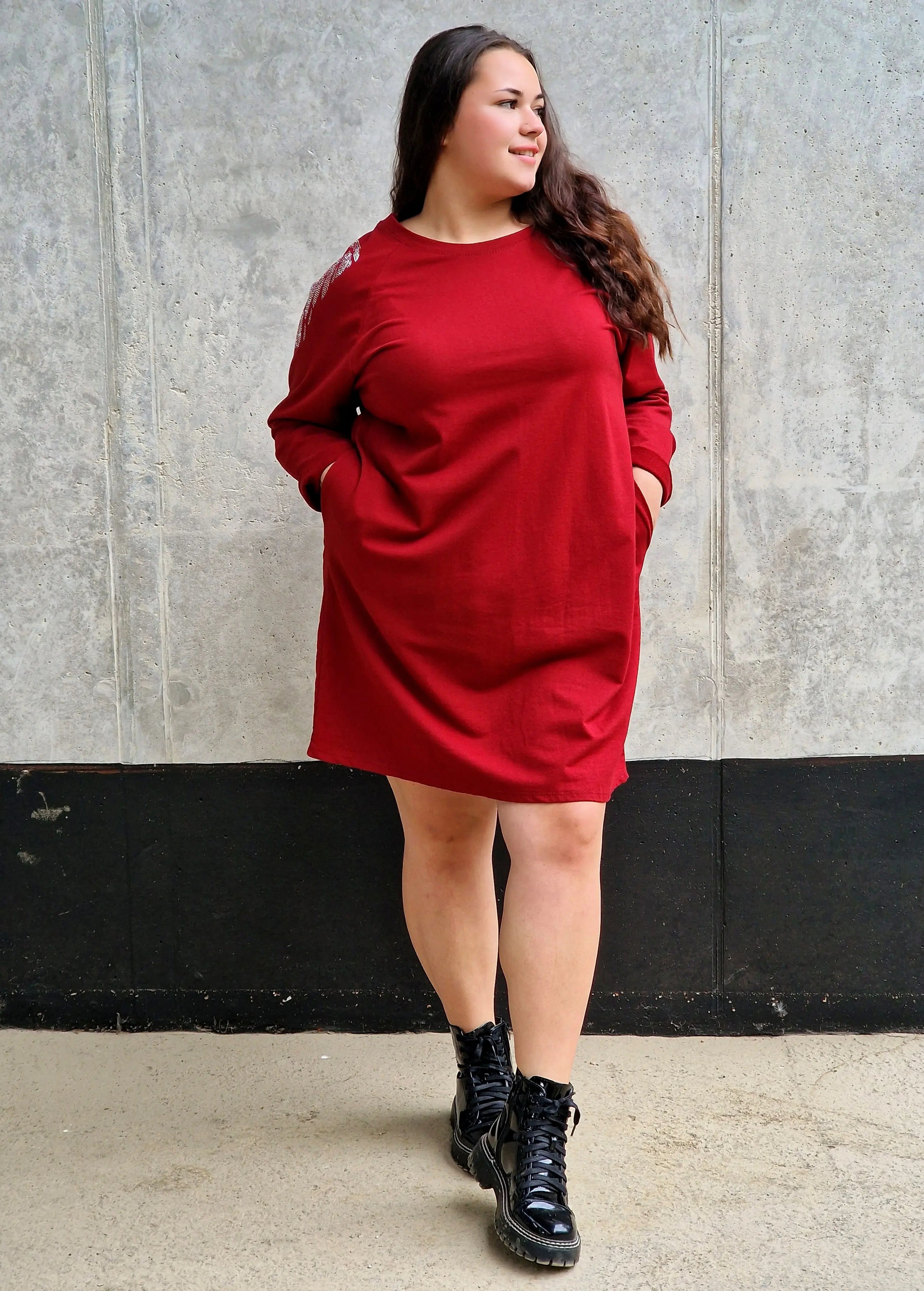 Sukienka plus size z błyszczącymi skrzydłami – modny casualowy styl Stylowa XL