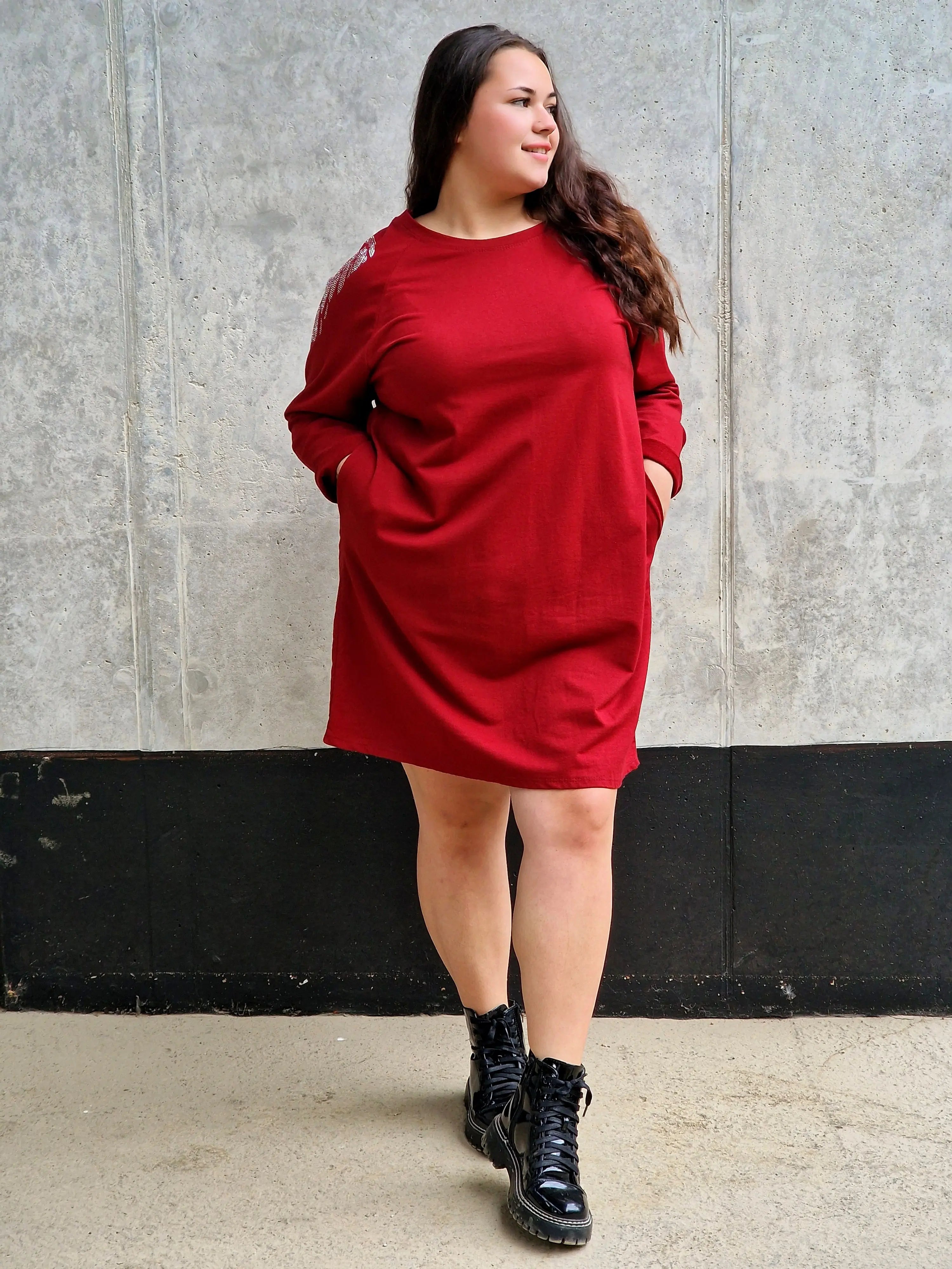 Sukienka plus size z błyszczącymi skrzydłami – modny casualowy styl Stylowa XL