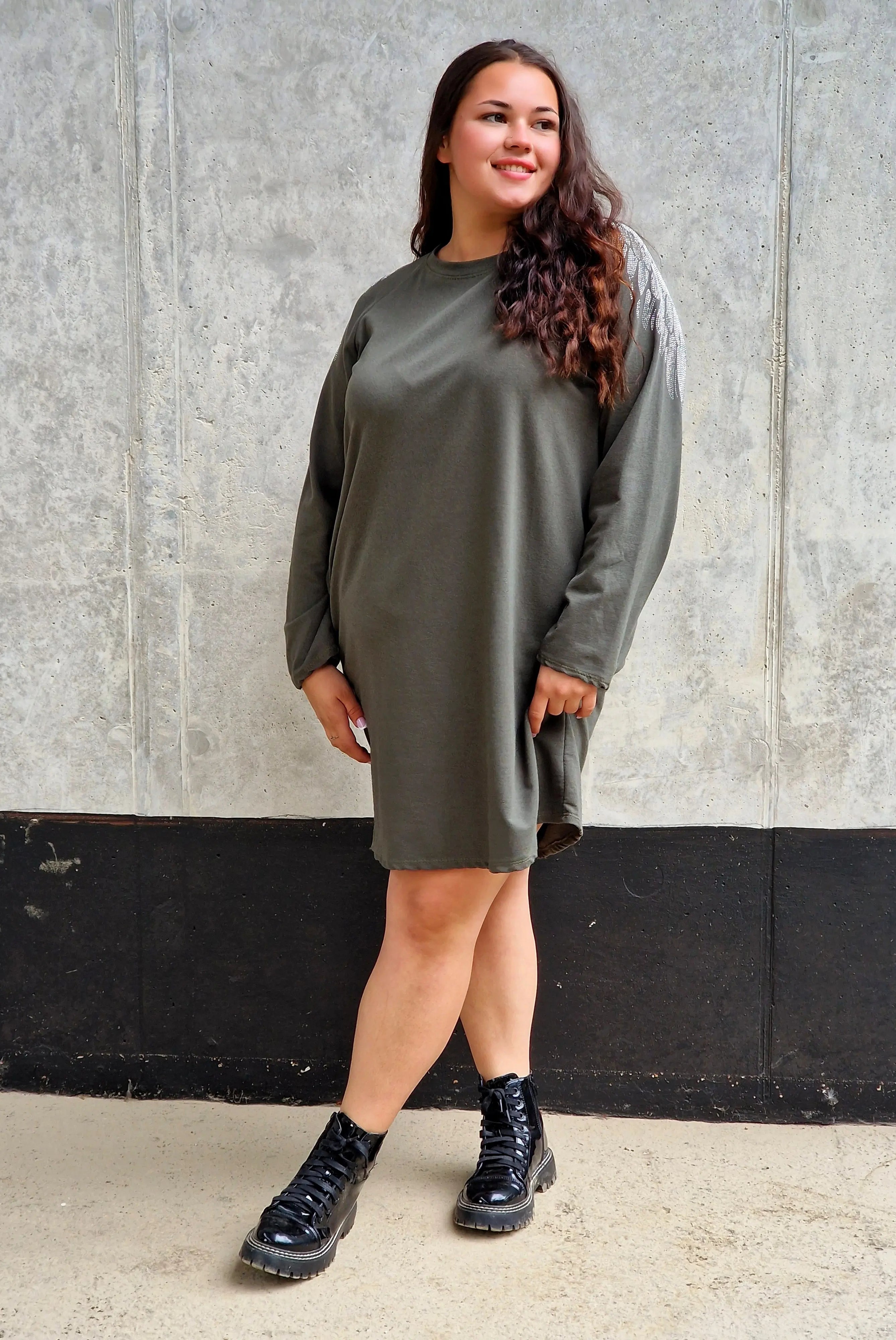 Sukienka plus size z błyszczącymi skrzydłami – modny casualowy styl Stylowa XL