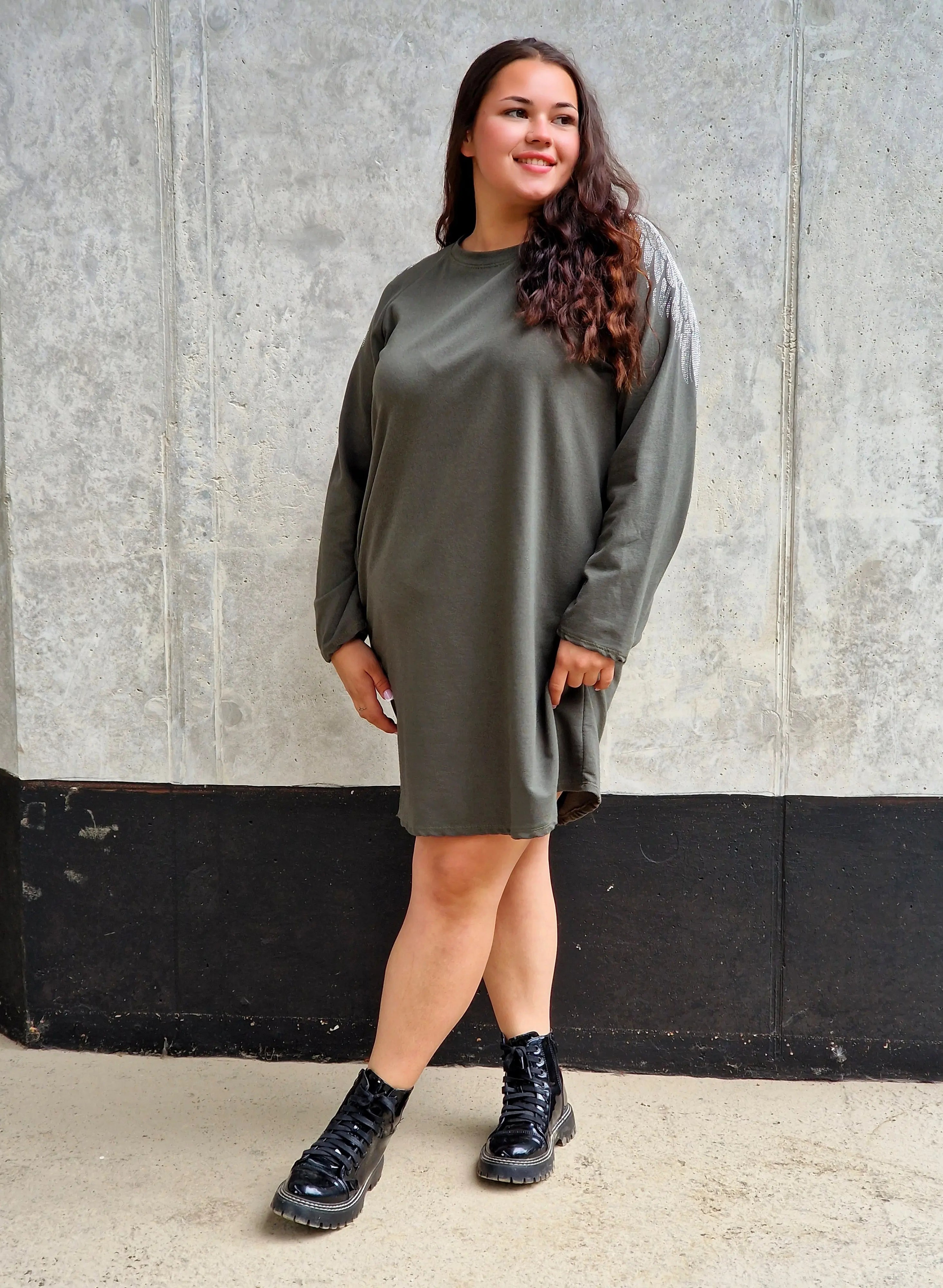 Sukienka plus size z błyszczącymi skrzydłami – modny casualowy styl Stylowa XL
