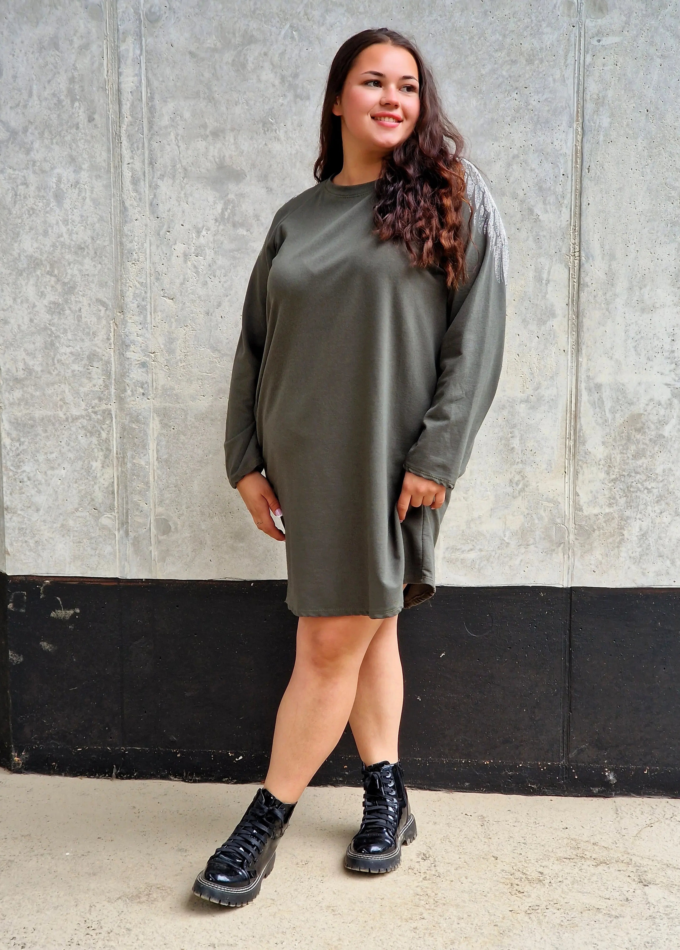 Sukienka plus size z błyszczącymi skrzydłami – modny casualowy styl Stylowa XL
