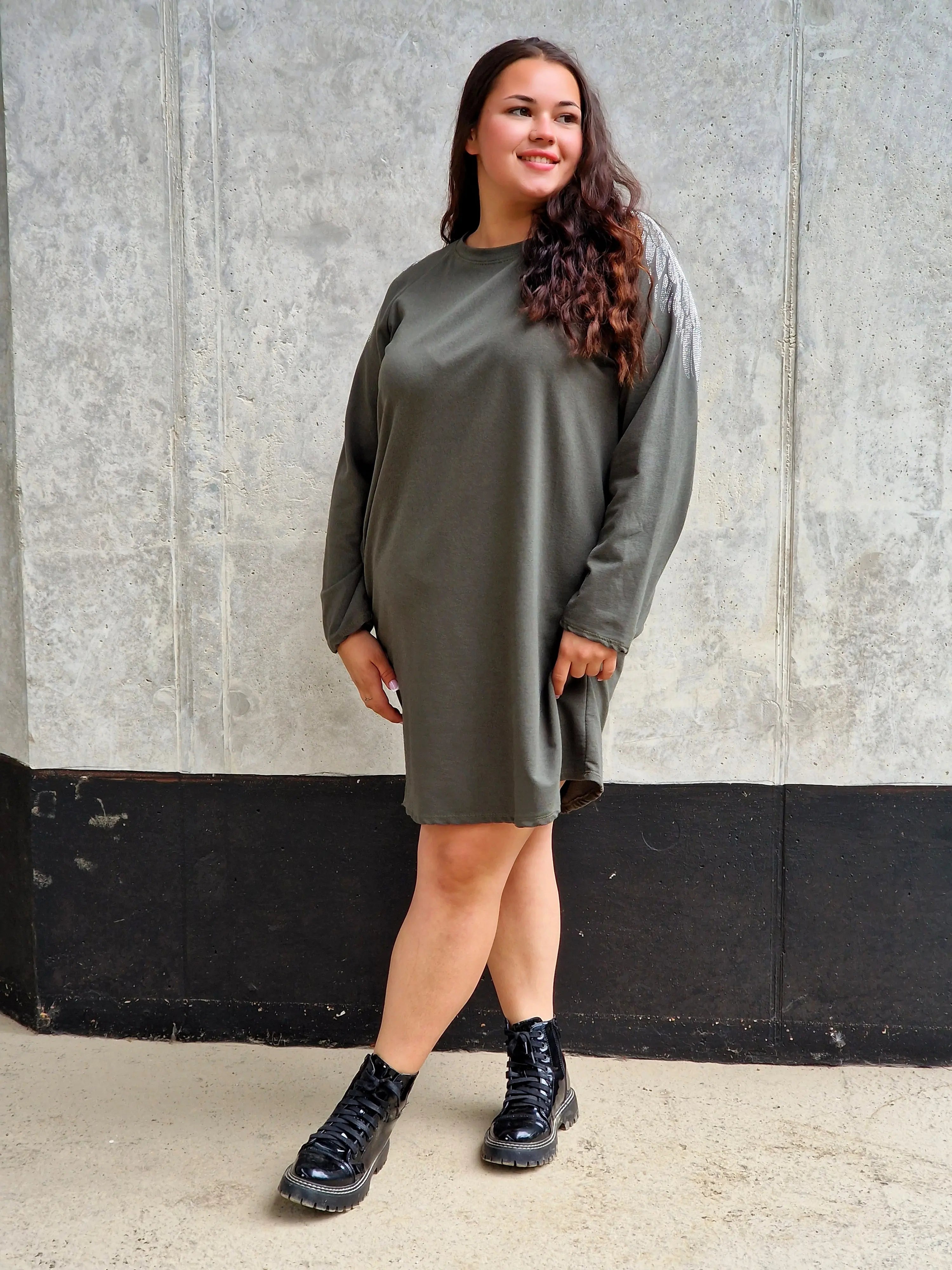 Sukienka plus size z błyszczącymi skrzydłami – modny casualowy styl Stylowa XL