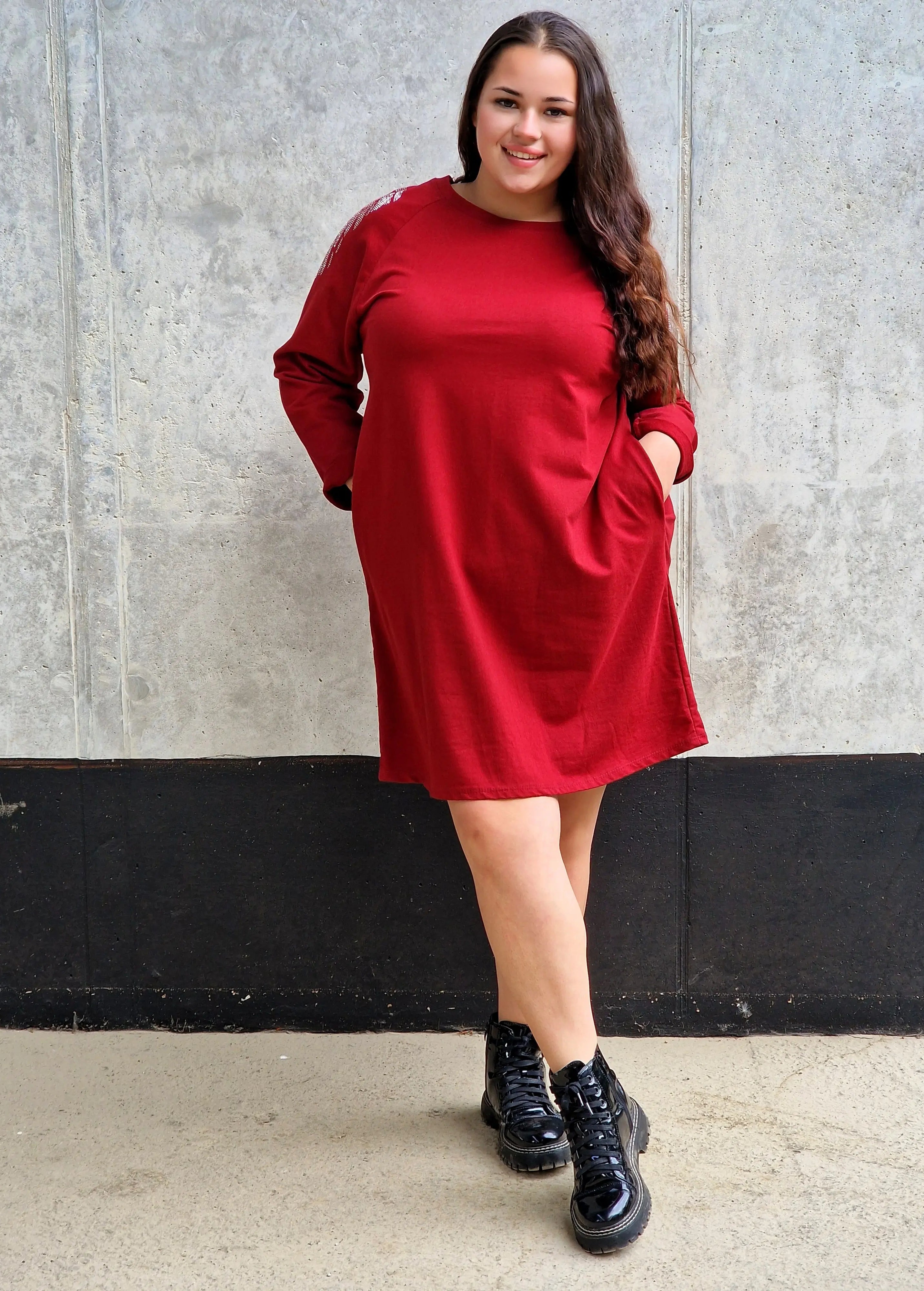 Sukienka plus size z błyszczącymi skrzydłami – modny casualowy styl Stylowa XL