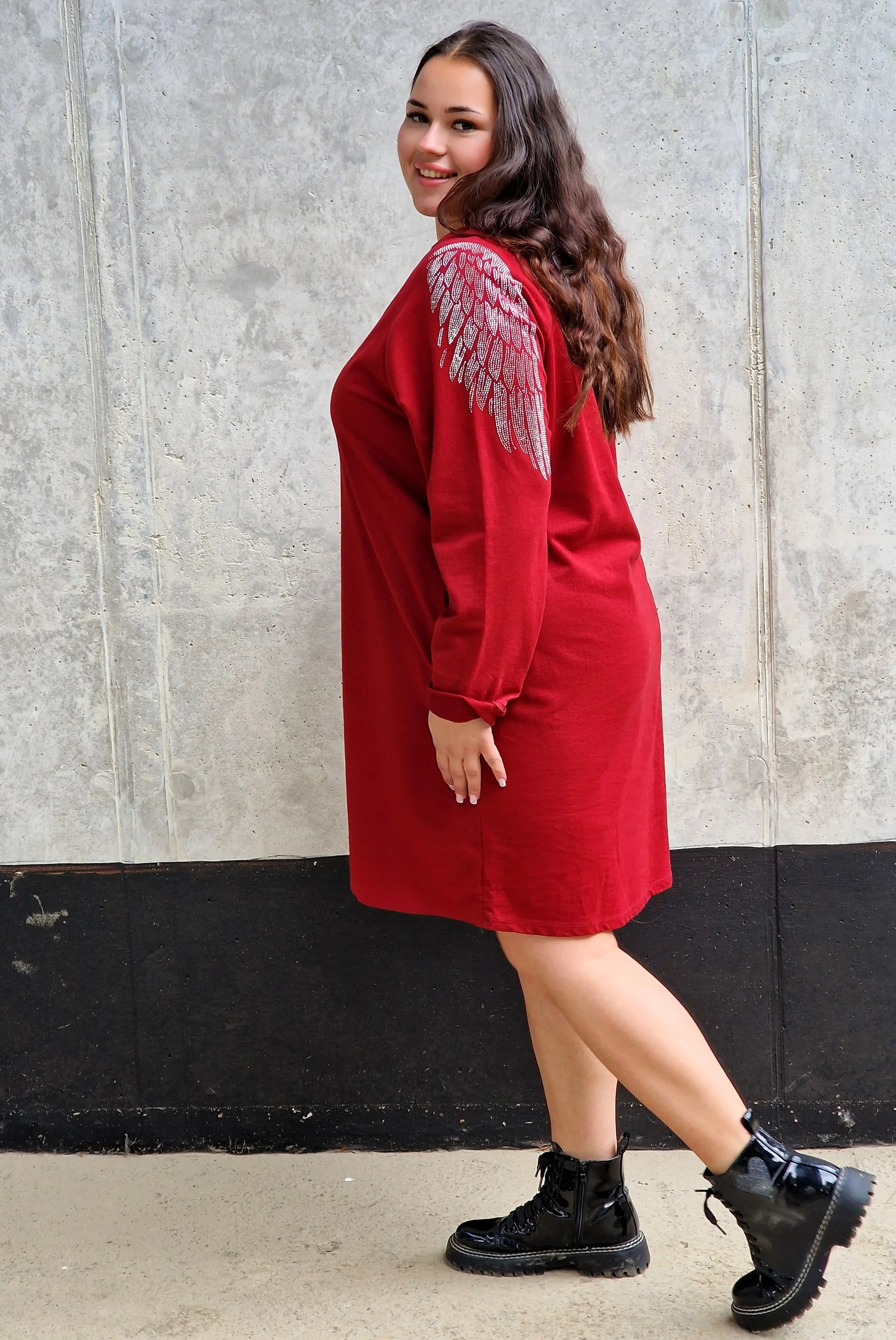 Sukienka plus size z błyszczącymi skrzydłami – modny casualowy styl Stylowa XL