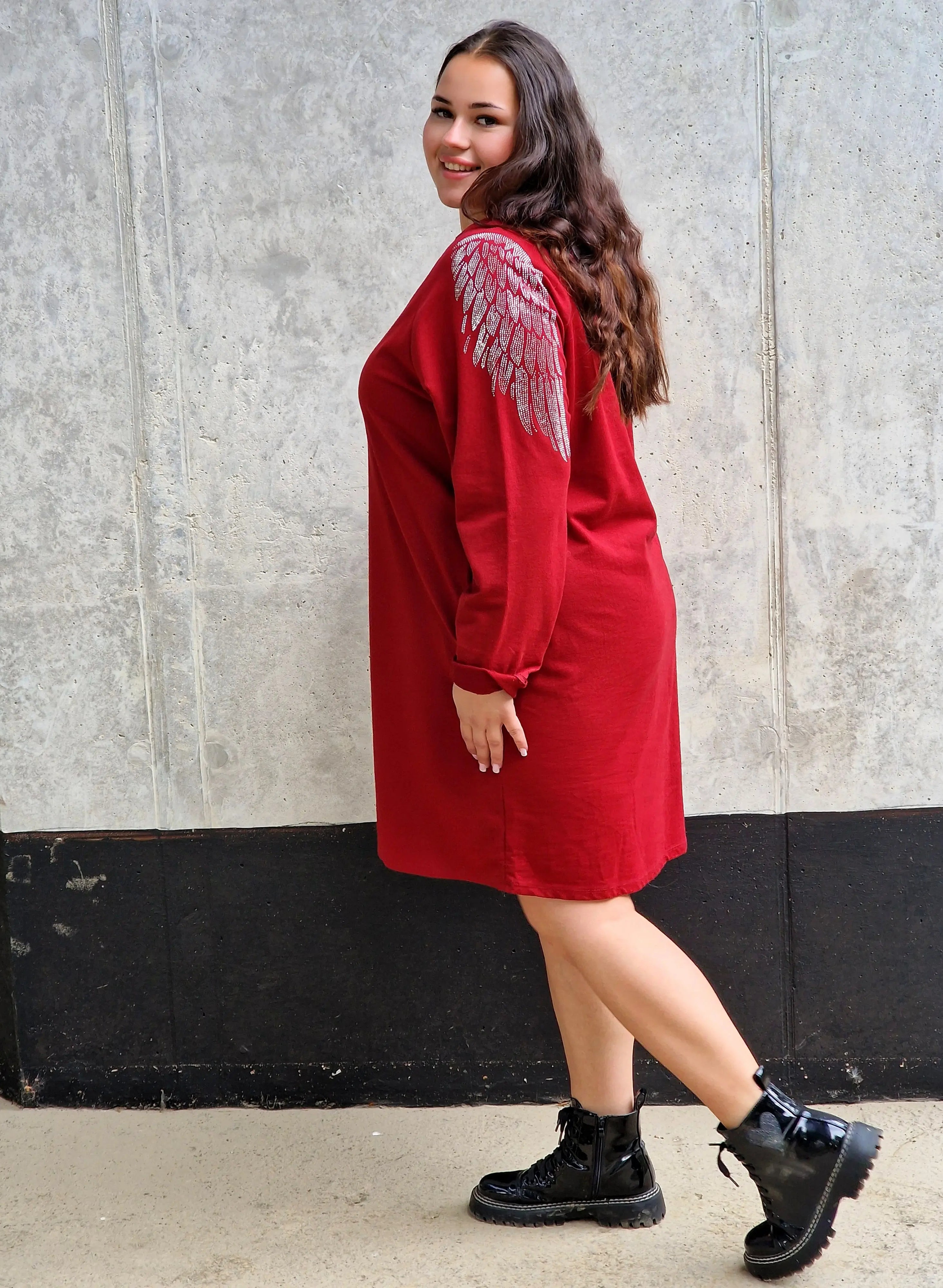 Sukienka plus size z błyszczącymi skrzydłami – modny casualowy styl Stylowa XL