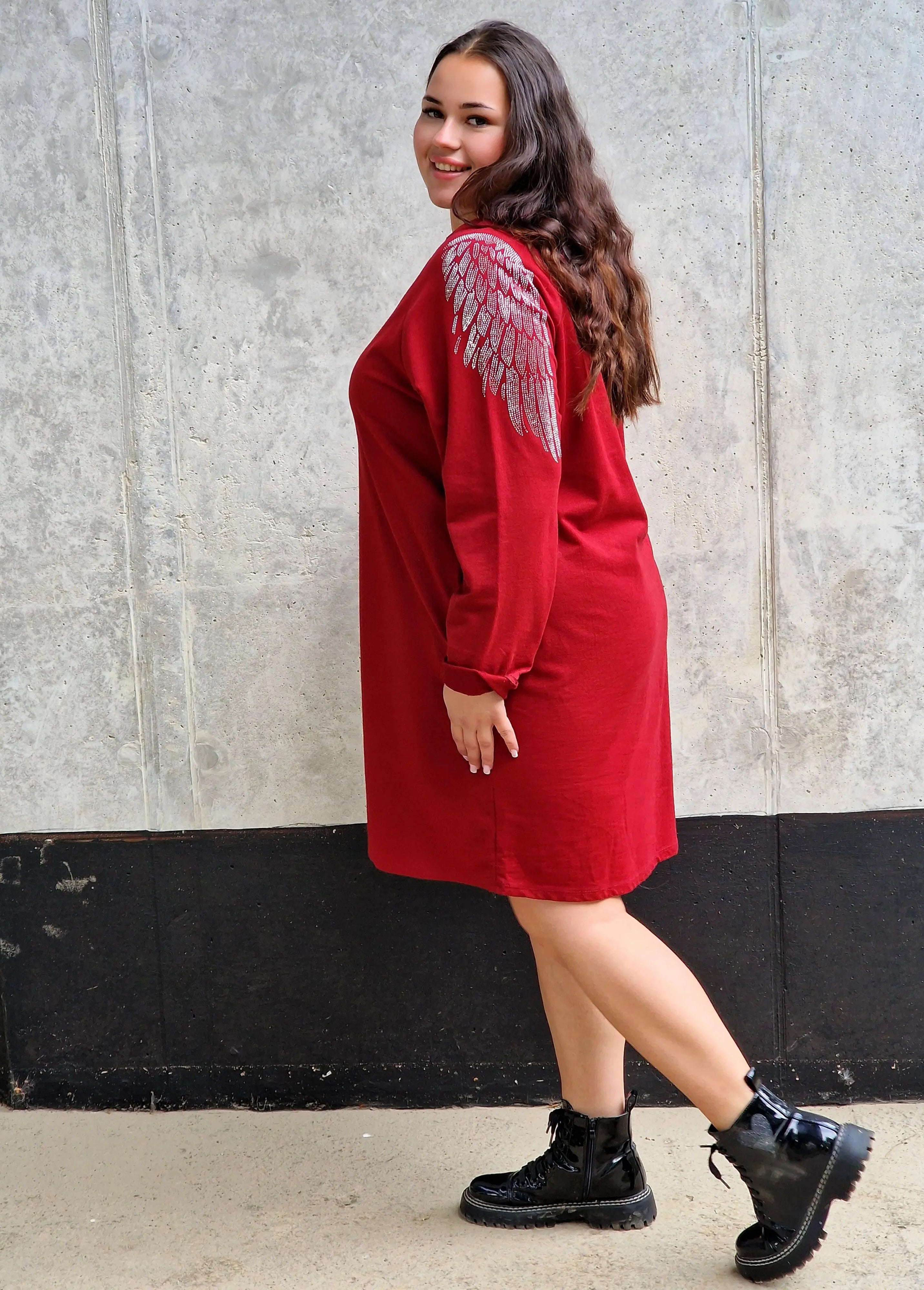 Sukienka plus size z błyszczącymi skrzydłami – modny casualowy styl Stylowa XL