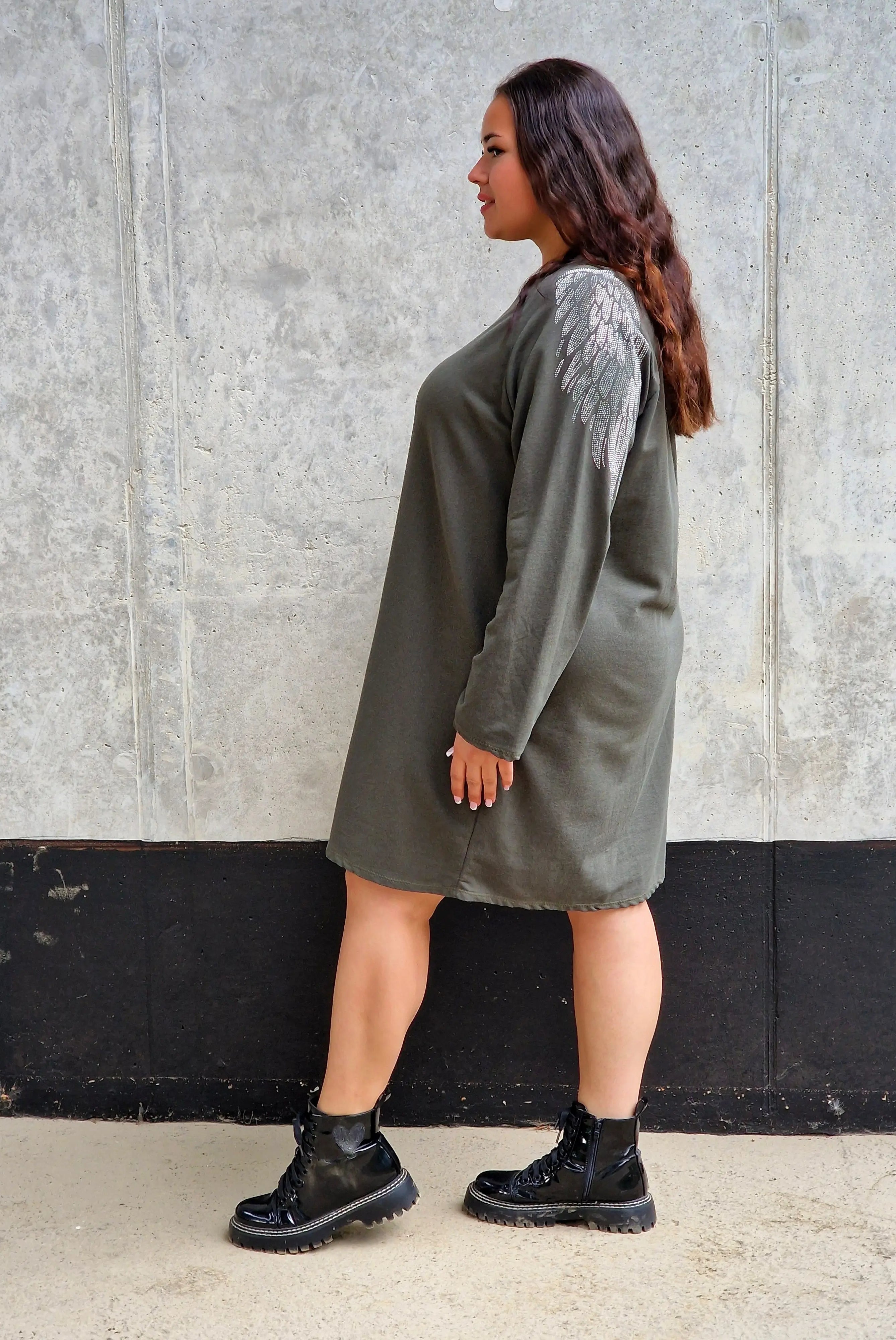 Sukienka plus size z błyszczącymi skrzydłami – modny casualowy styl Stylowa XL