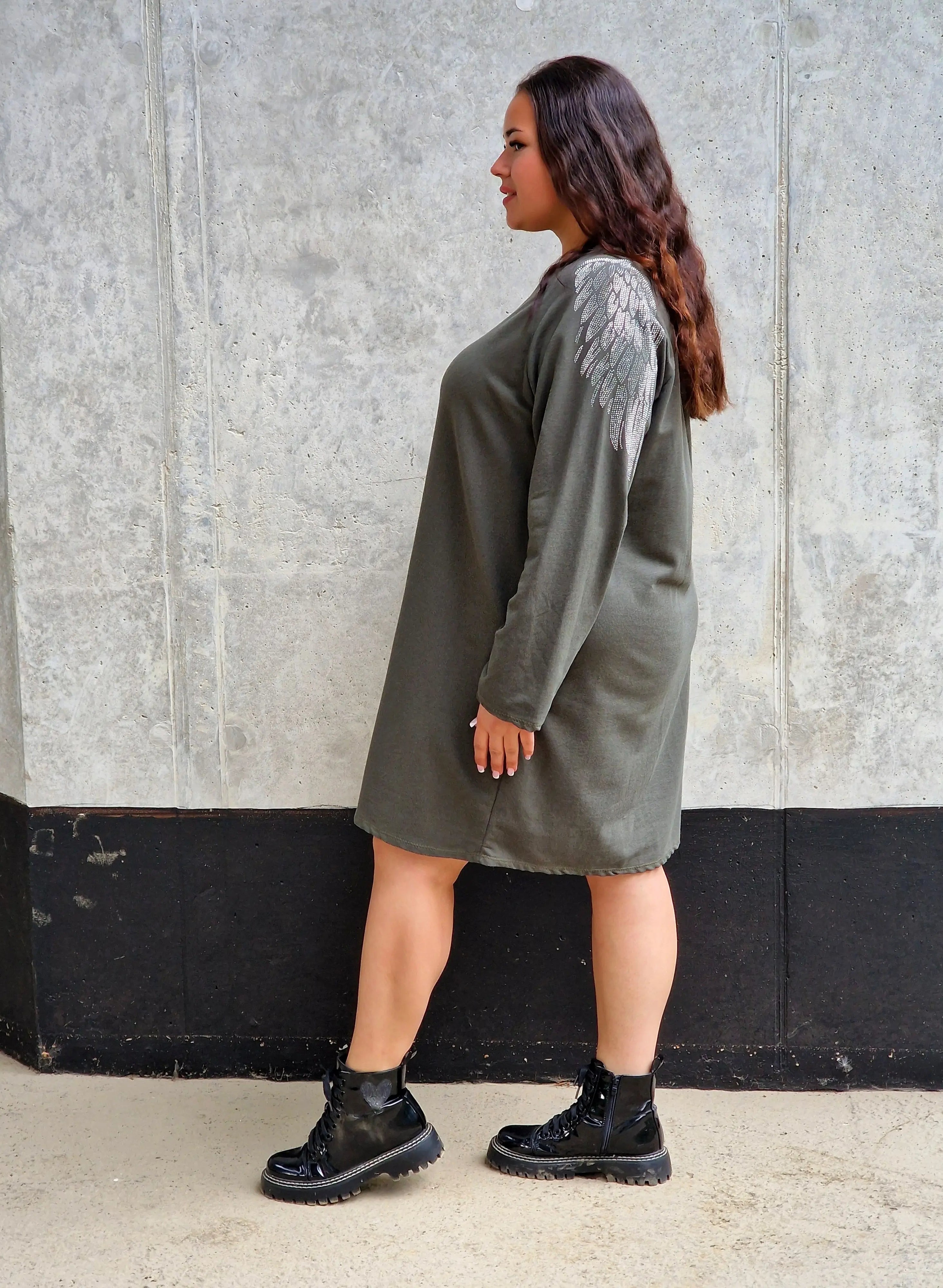 Sukienka plus size z błyszczącymi skrzydłami – modny casualowy styl Stylowa XL