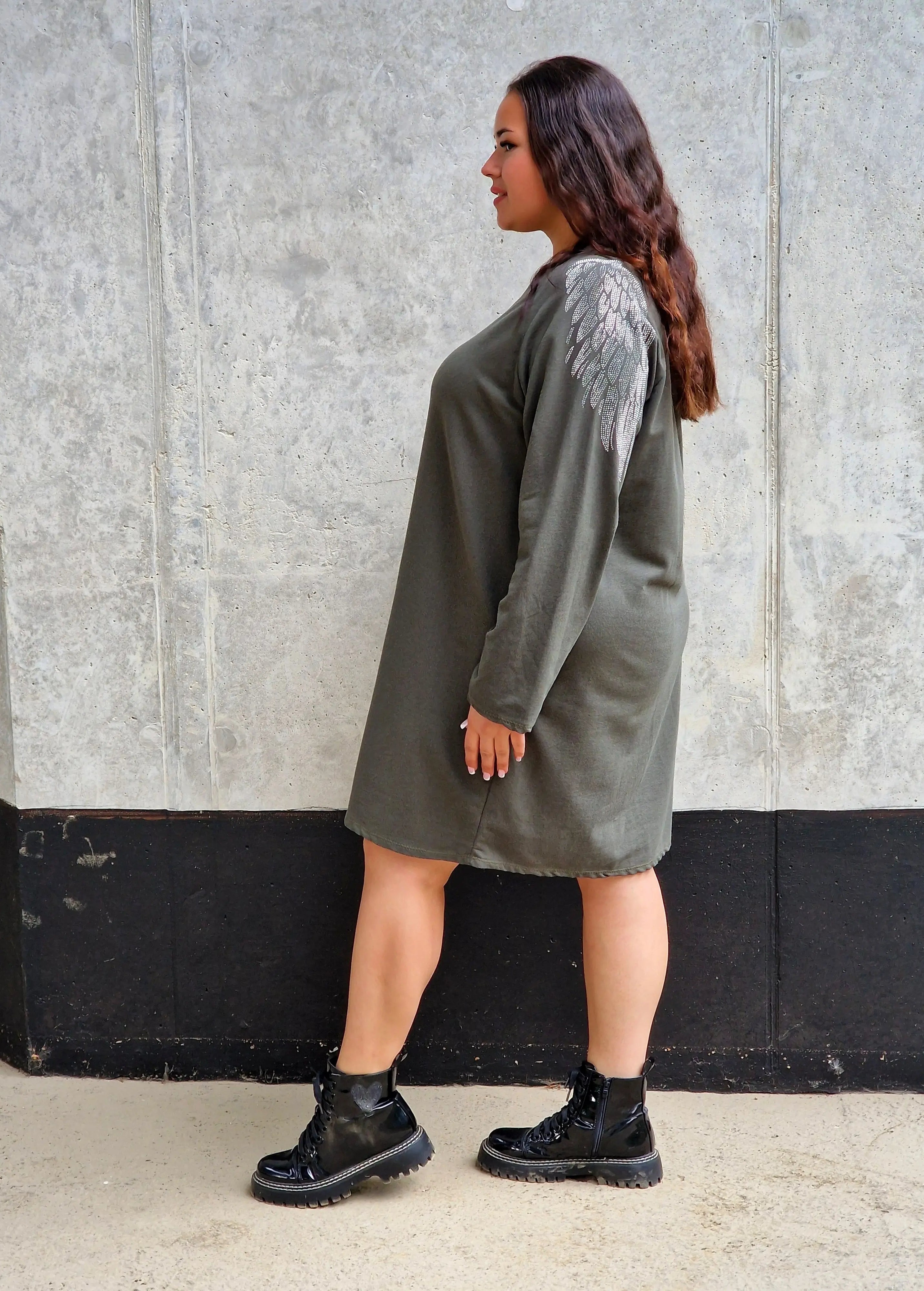 Sukienka plus size z błyszczącymi skrzydłami – modny casualowy styl Stylowa XL