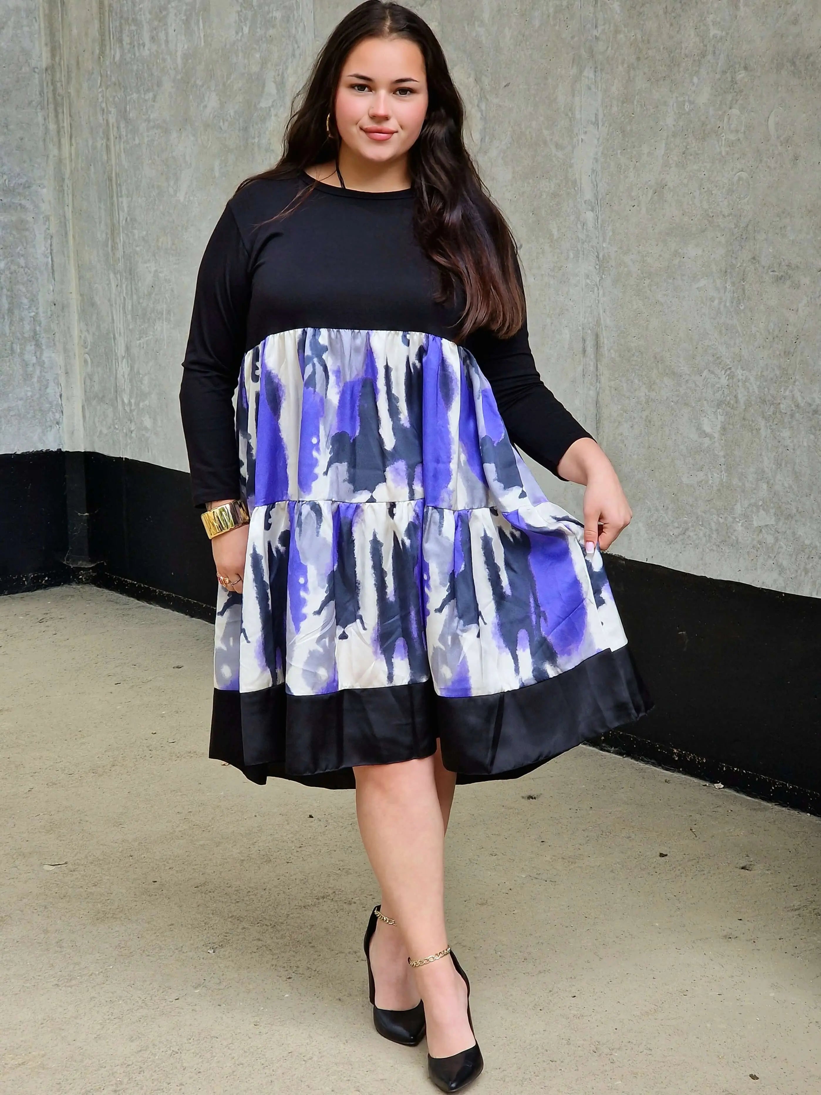 Sukienka plus size z czarną górą i fioletowym printem – elegancja i nowoczesny styl Stylowa XL