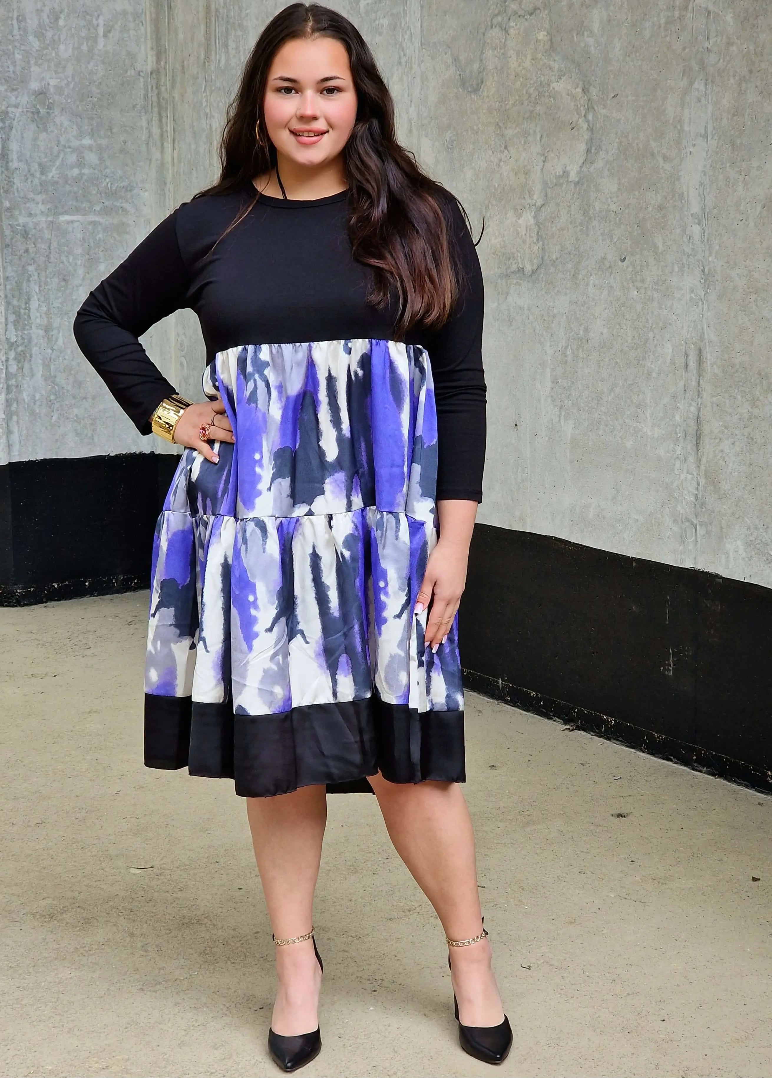 Sukienka plus size z czarną górą i fioletowym printem – elegancja i nowoczesny styl Stylowa XL