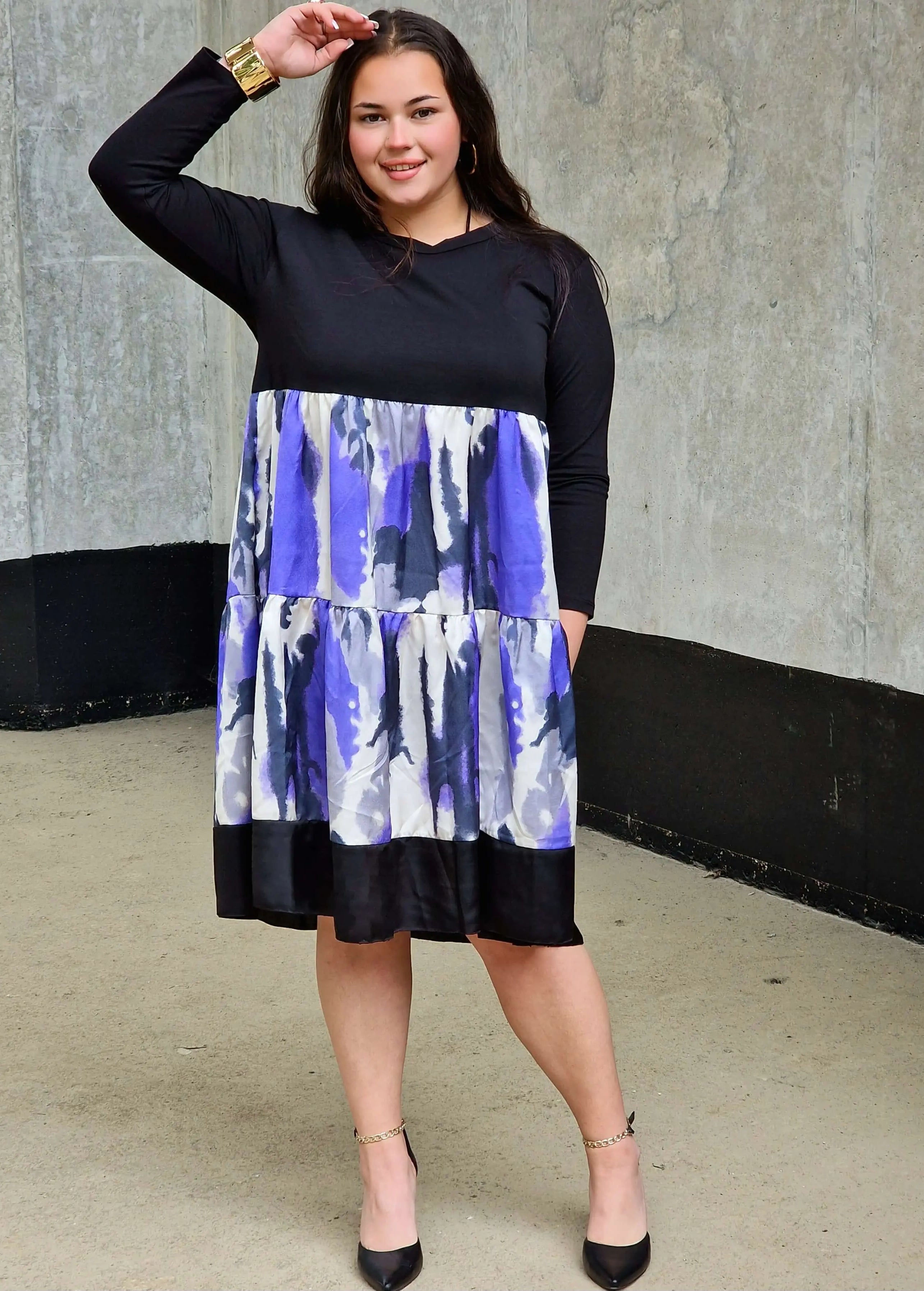 Sukienka plus size z czarną górą i fioletowym printem – elegancja i nowoczesny styl Stylowa XL