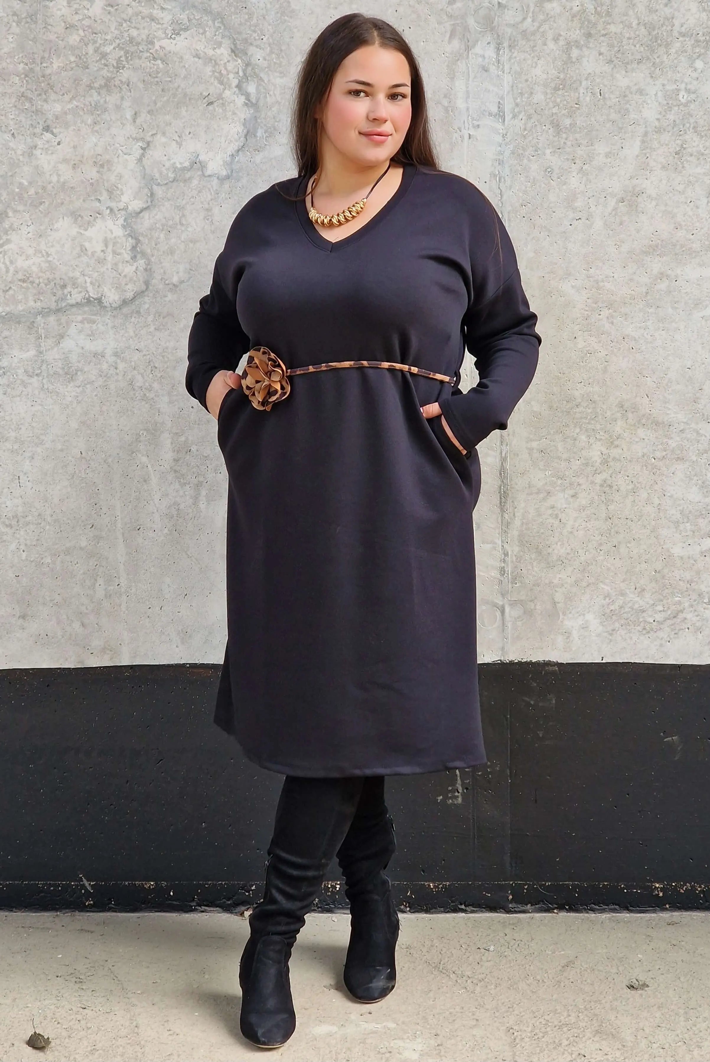 Sukienka plus size z dekoltem V – elegancka sukienka XXL na co dzień i na wyjście Stylowa XL