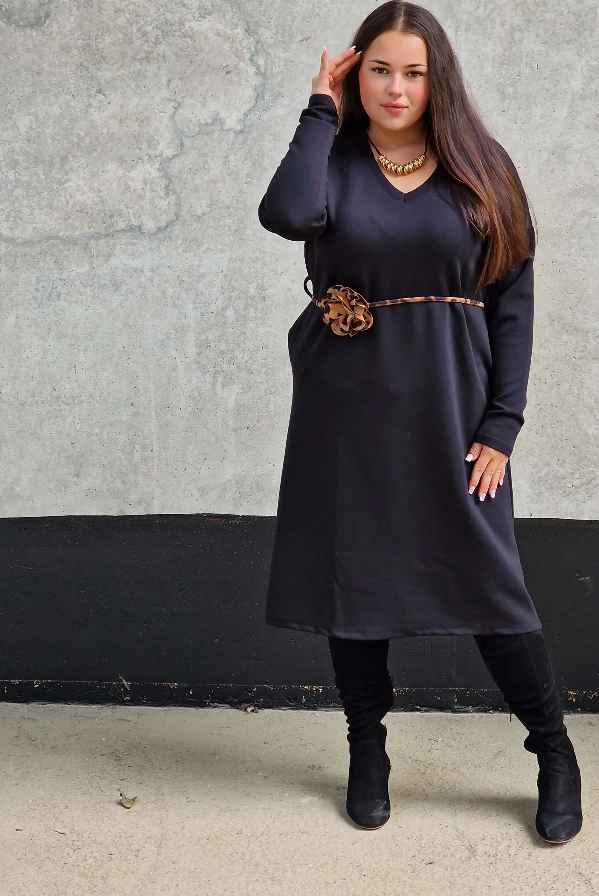 Sukienka plus size z dekoltem V – elegancka sukienka XXL na co dzień i na wyjście Stylowa XL