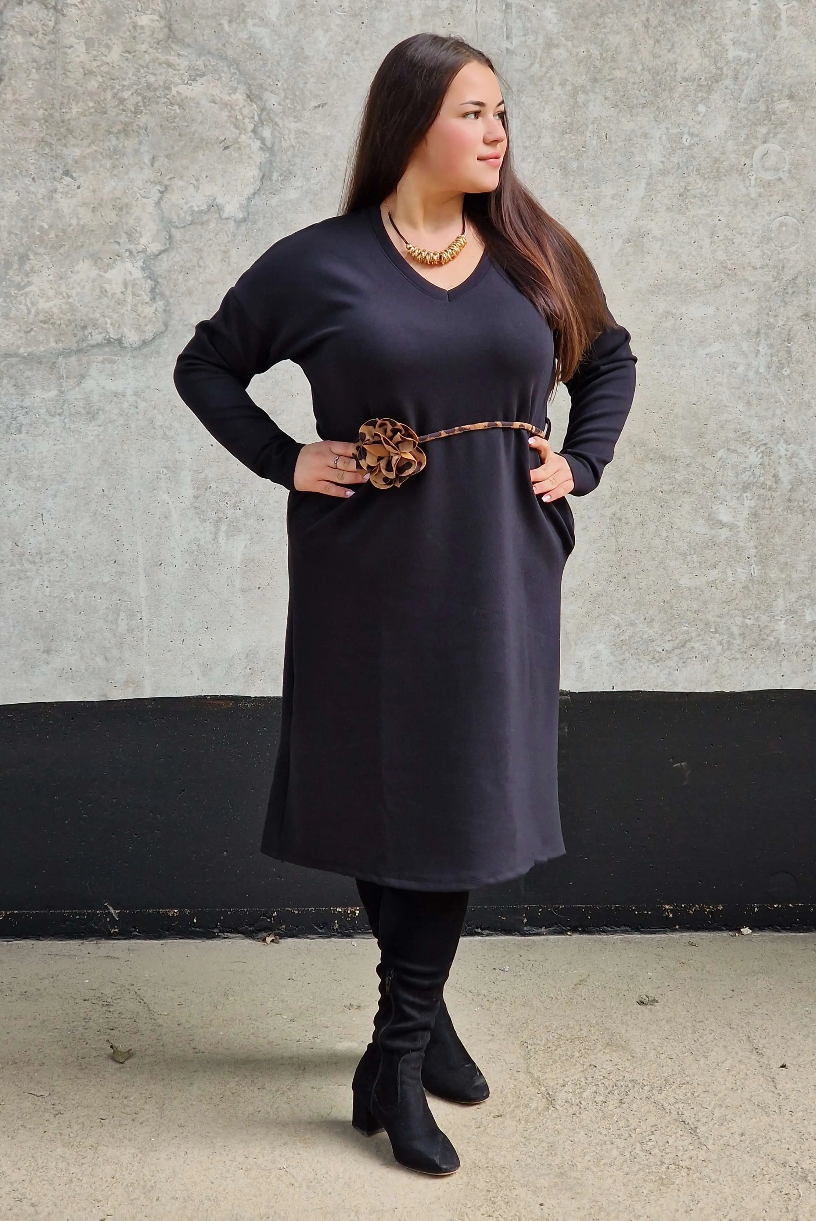 Sukienka plus size z dekoltem V – elegancka sukienka XXL na co dzień i na wyjście Stylowa XL