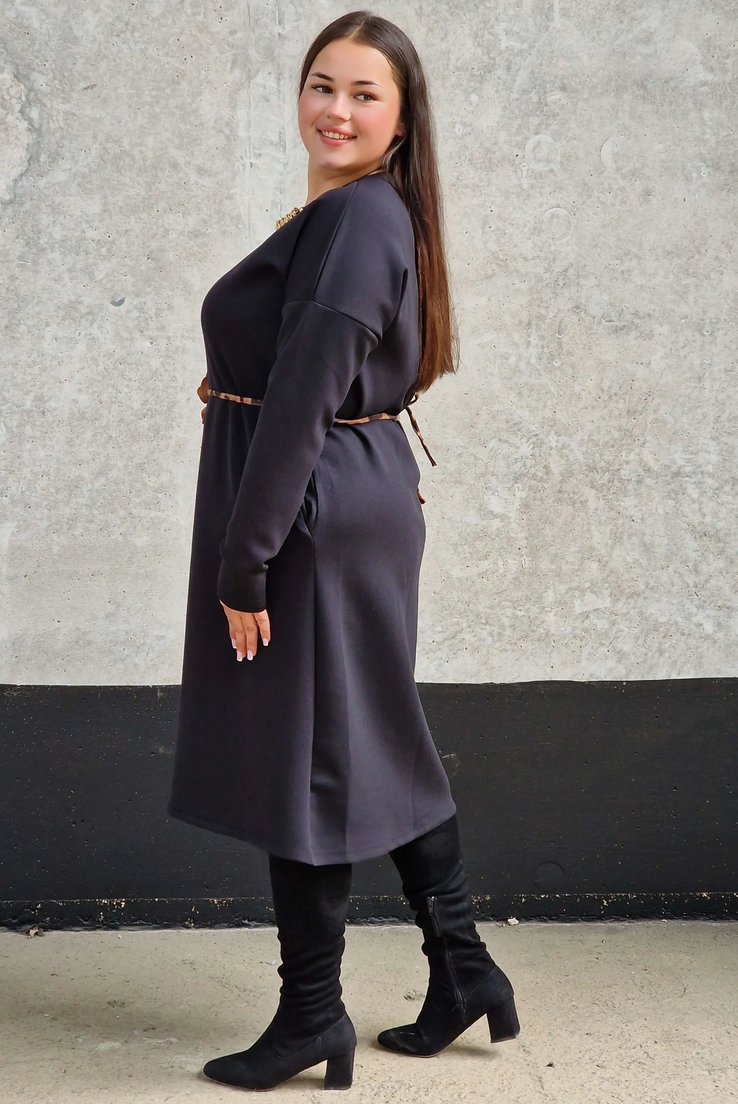 Sukienka plus size z dekoltem V – elegancka sukienka XXL na co dzień i na wyjście Stylowa XL