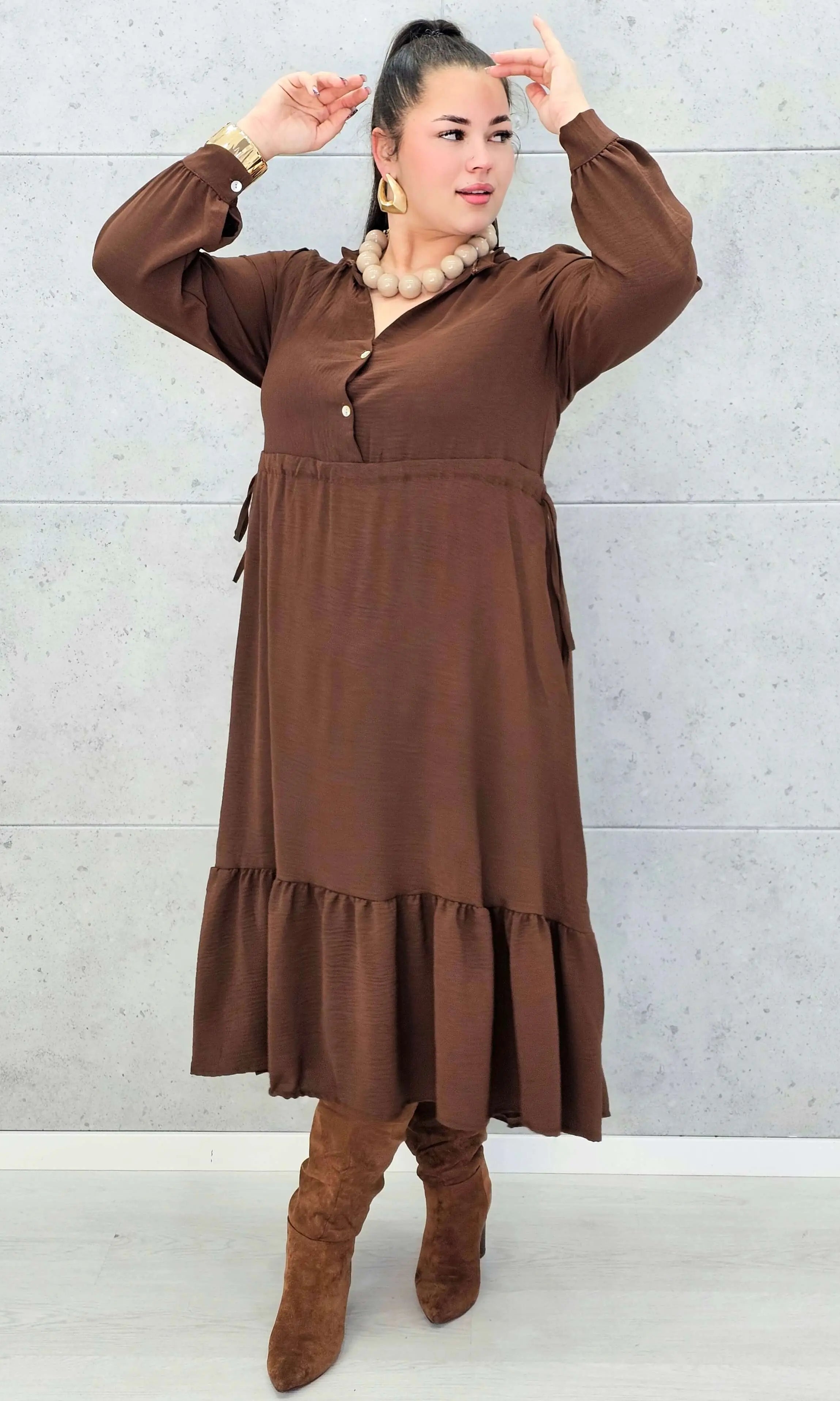 Sukienka plus size z falbaną i długim rękawem – elegancja na co dzień i od święta Stylowa XL