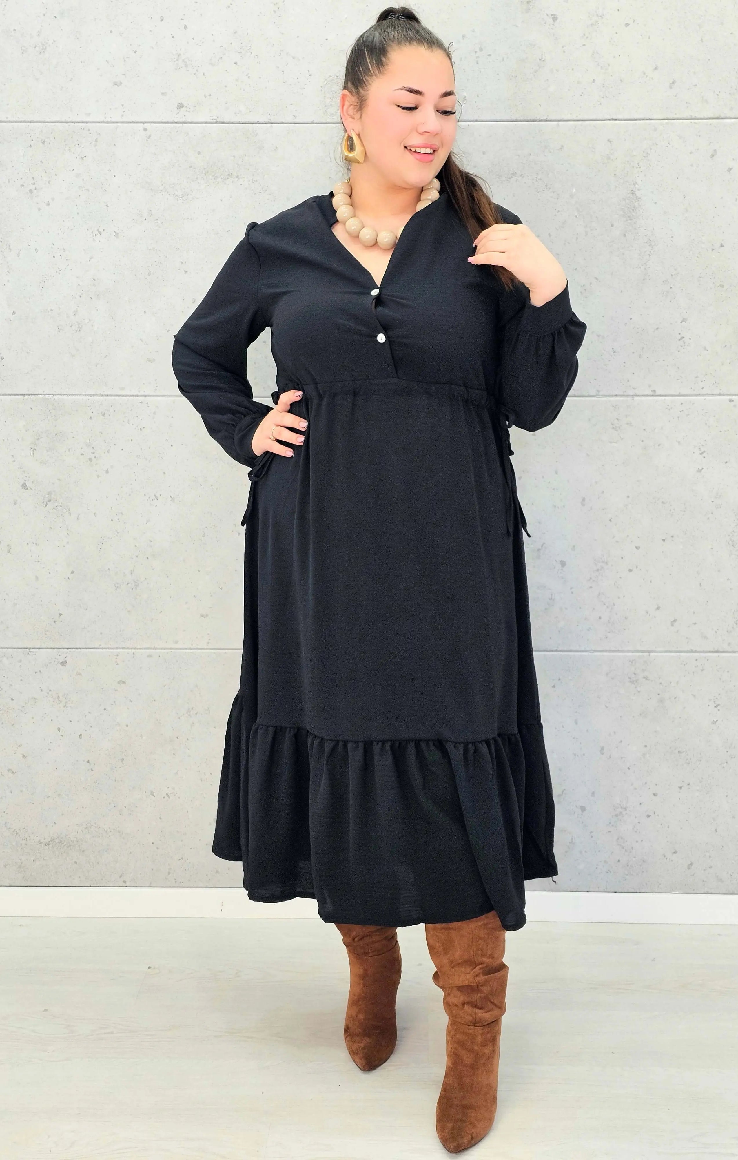 Sukienka plus size z falbaną i długim rękawem – elegancja na co dzień i od święta Stylowa XL