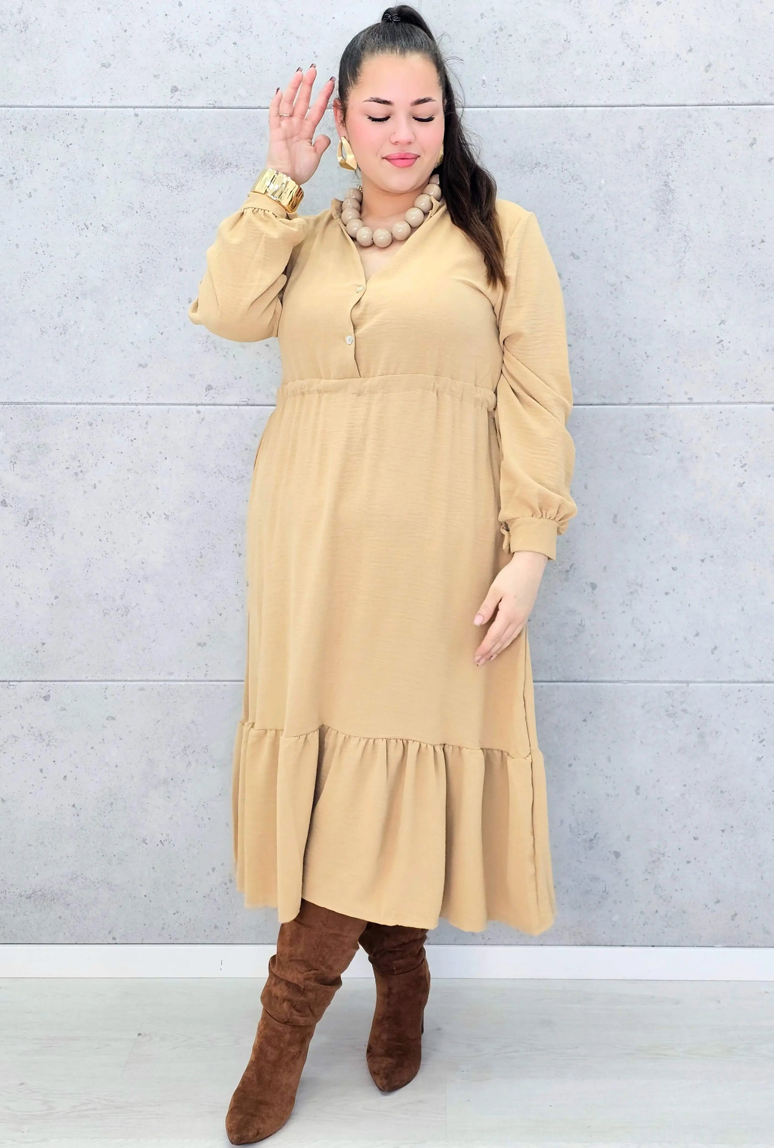 Sukienka plus size z falbaną i długim rękawem – elegancja na co dzień i od święta Stylowa XL