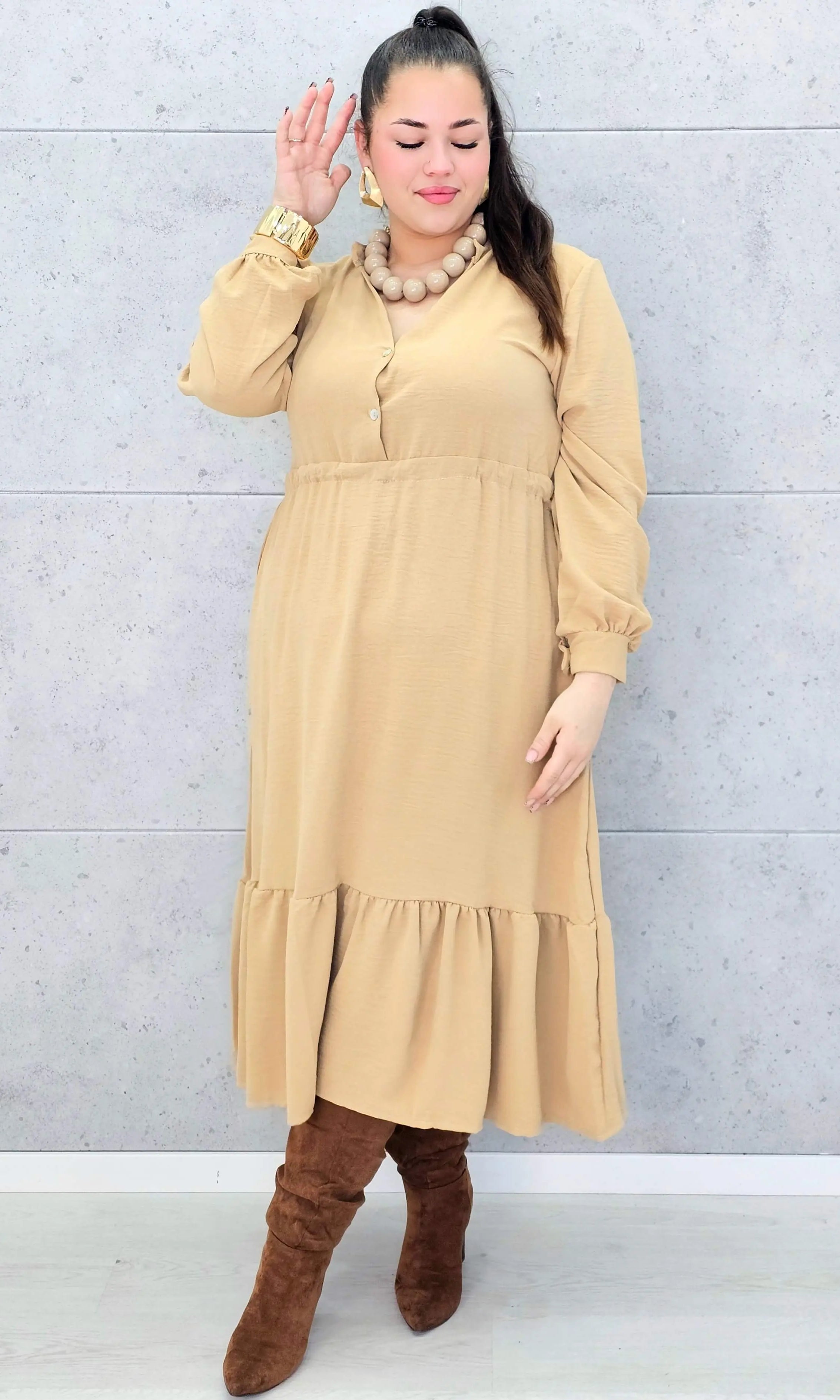 Sukienka plus size z falbaną i długim rękawem – elegancja na co dzień i od święta Stylowa XL