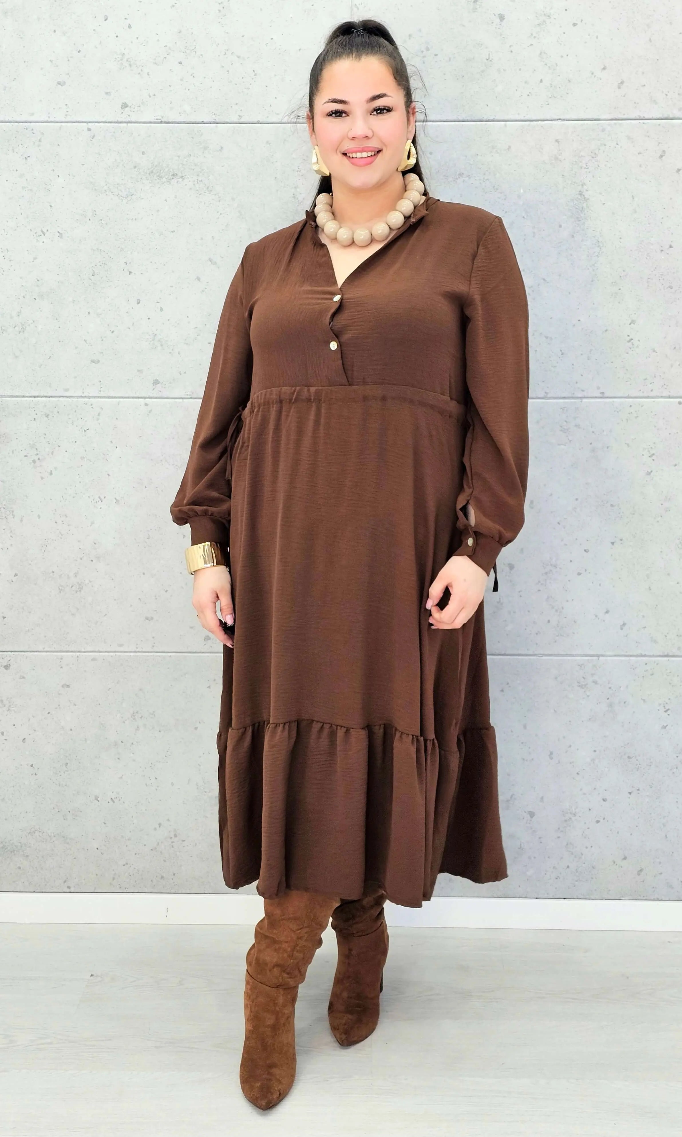 Sukienka plus size z falbaną i długim rękawem – elegancja na co dzień i od święta Stylowa XL