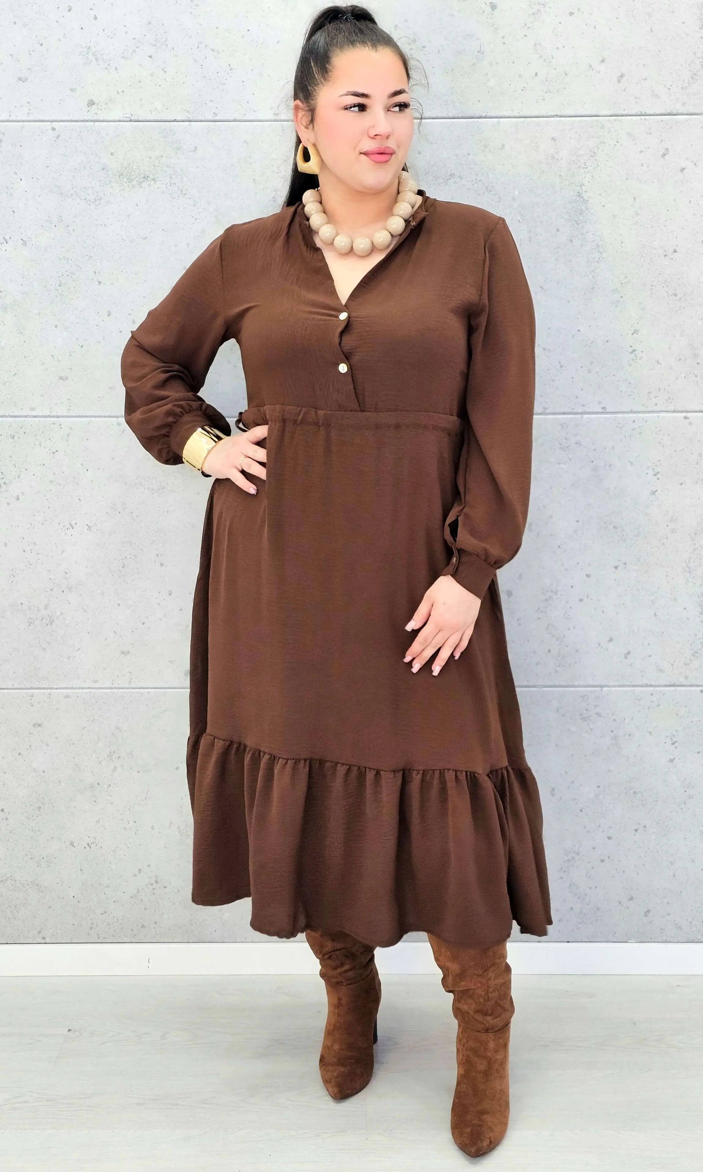 Sukienka plus size z falbaną i długim rękawem – elegancja na co dzień i od święta Stylowa XL
