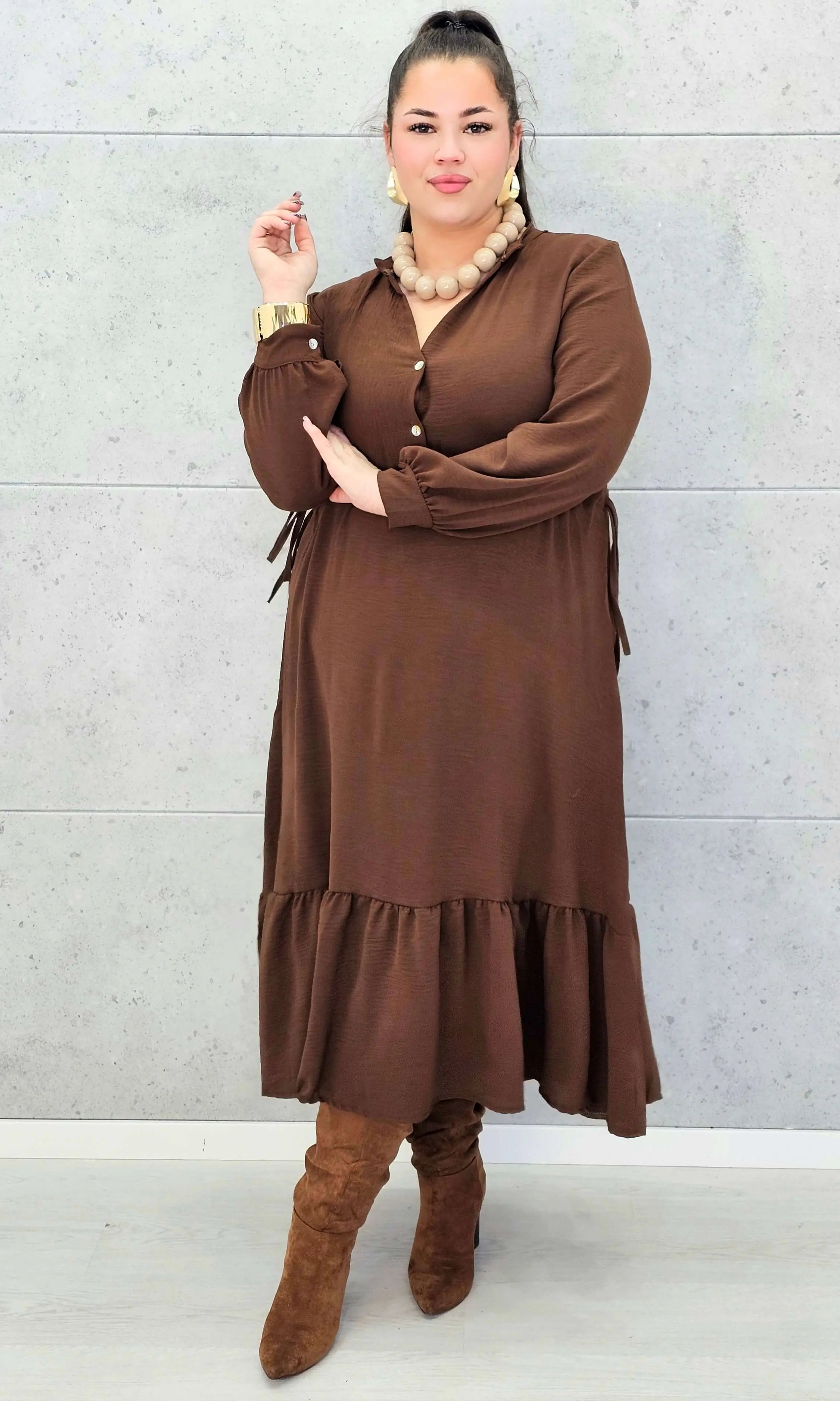 Sukienka plus size z falbaną i długim rękawem – elegancja na co dzień i od święta Stylowa XL