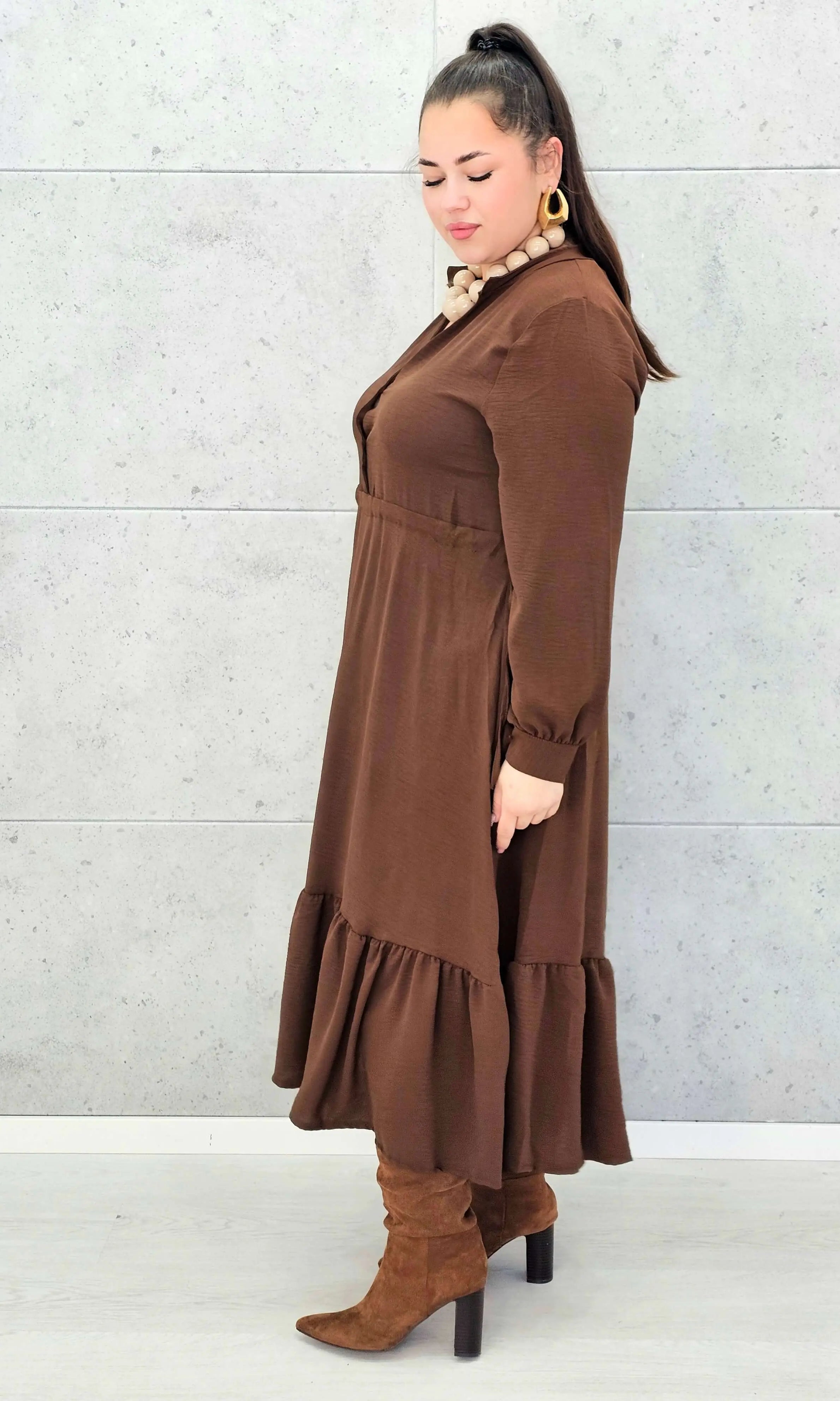 Sukienka plus size z falbaną i długim rękawem – elegancja na co dzień i od święta Stylowa XL