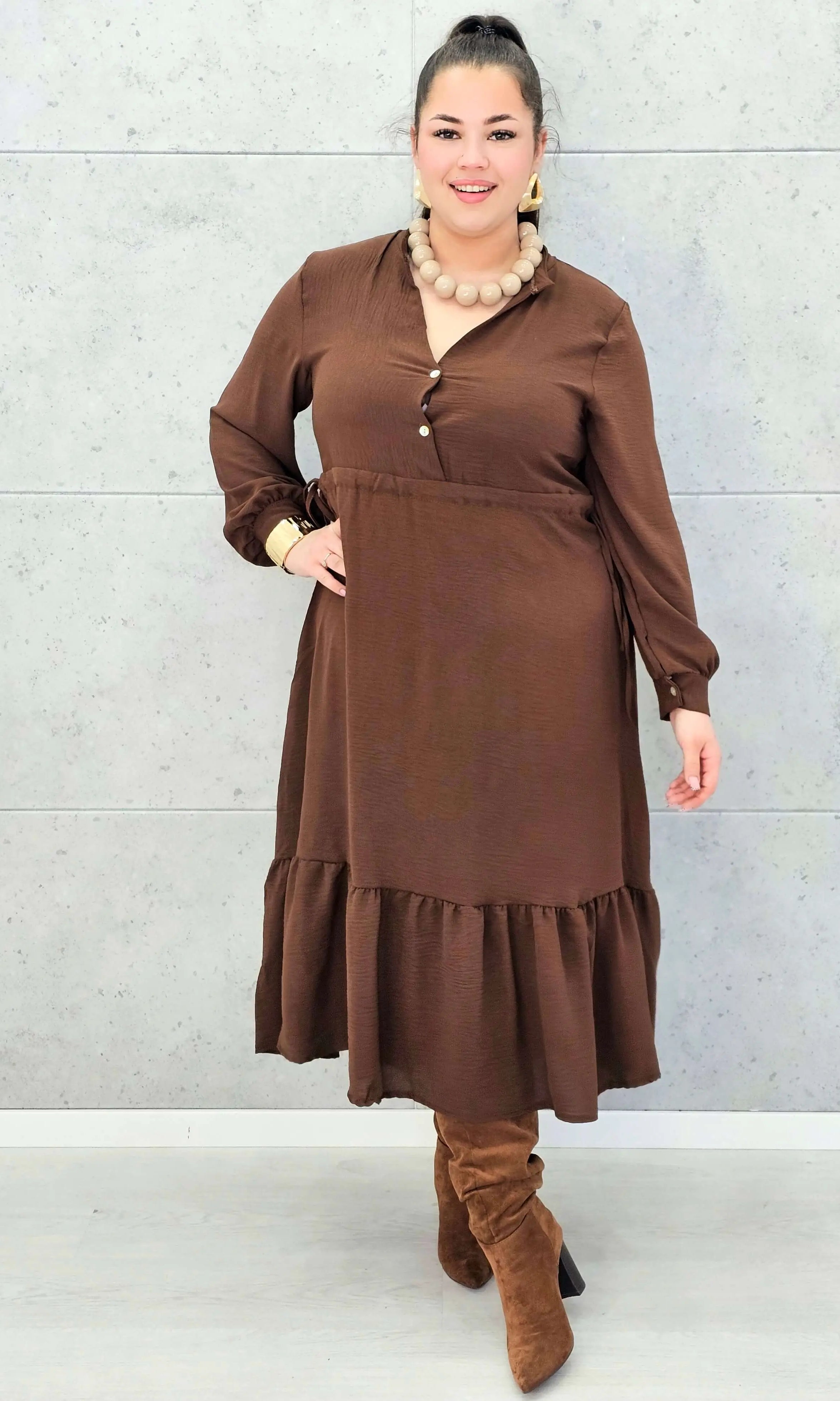 Sukienka plus size z falbaną i długim rękawem – elegancja na co dzień i od święta Stylowa XL